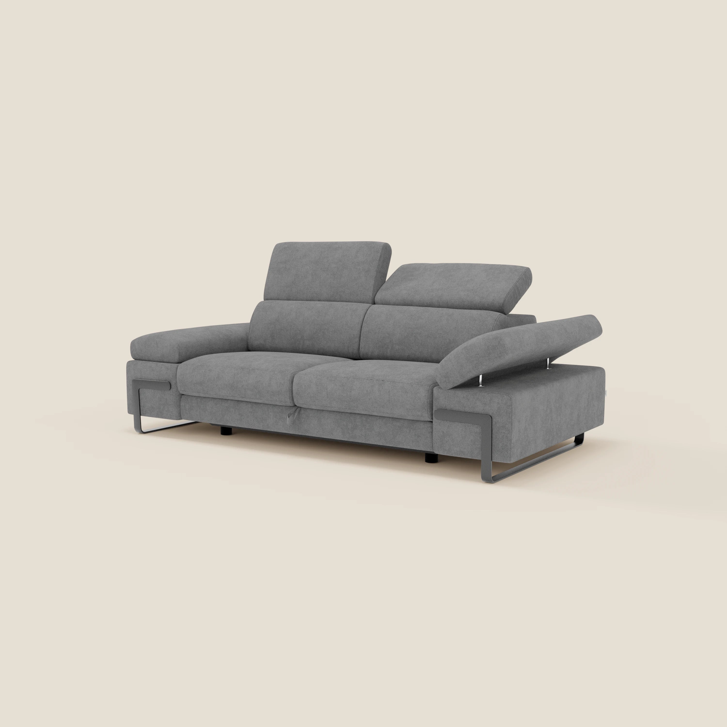 Il Divano 3 posti Zayana di Divani.Store è caratterizzato da un elemento estraibile, braccioli e poggiatesta regolabili, in tessuto T02 grigio impermeabile con eleganti gambe in metallo, su uno sfondo beige chiaro.