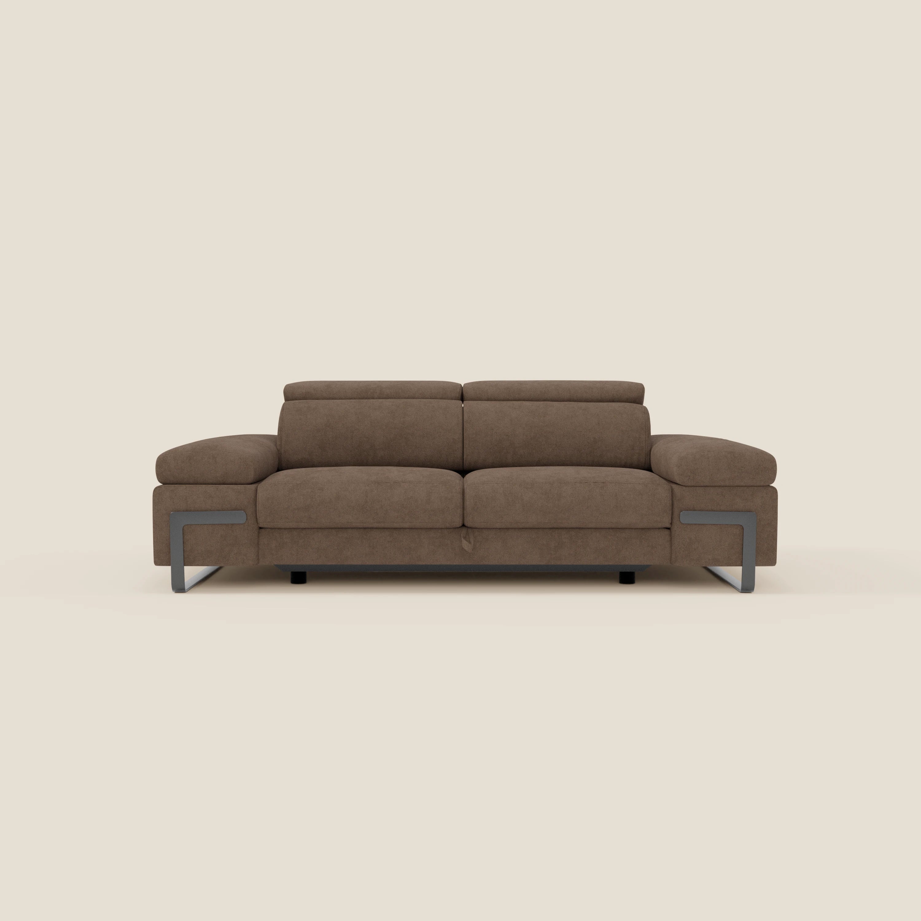 Il divano 3 posti Zayana di Divani.Store è caratterizzato da braccioli e poggiatesta regolabili, tessuto impermeabile T02 marrone, ampi braccioli, cuscini morbidi, gambe a L metalliche e un design moderno su uno sfondo beige chiaro.