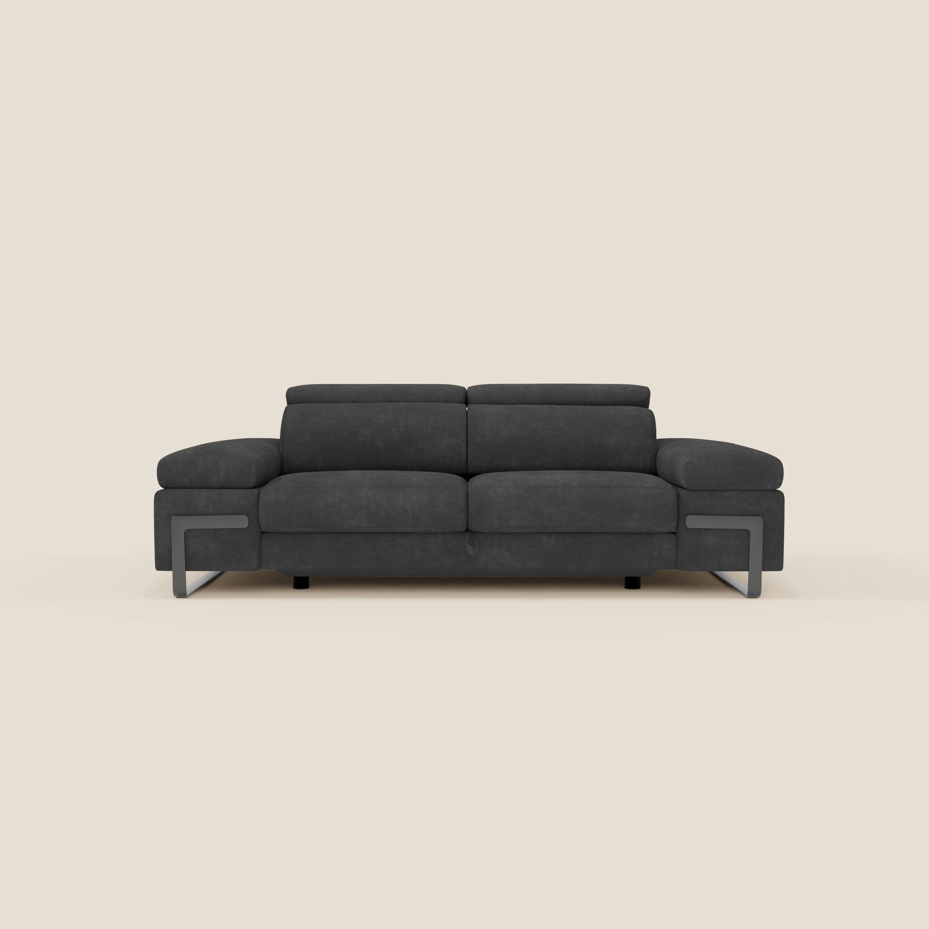 Il divano 3 posti Zayana di Divani.Store in tessuto impermeabile T02 nero è caratterizzato da ampi braccioli, poggiatesta regolabili e un elemento estensibile per un comfort e uno stile contemporaneo su uno sfondo beige.