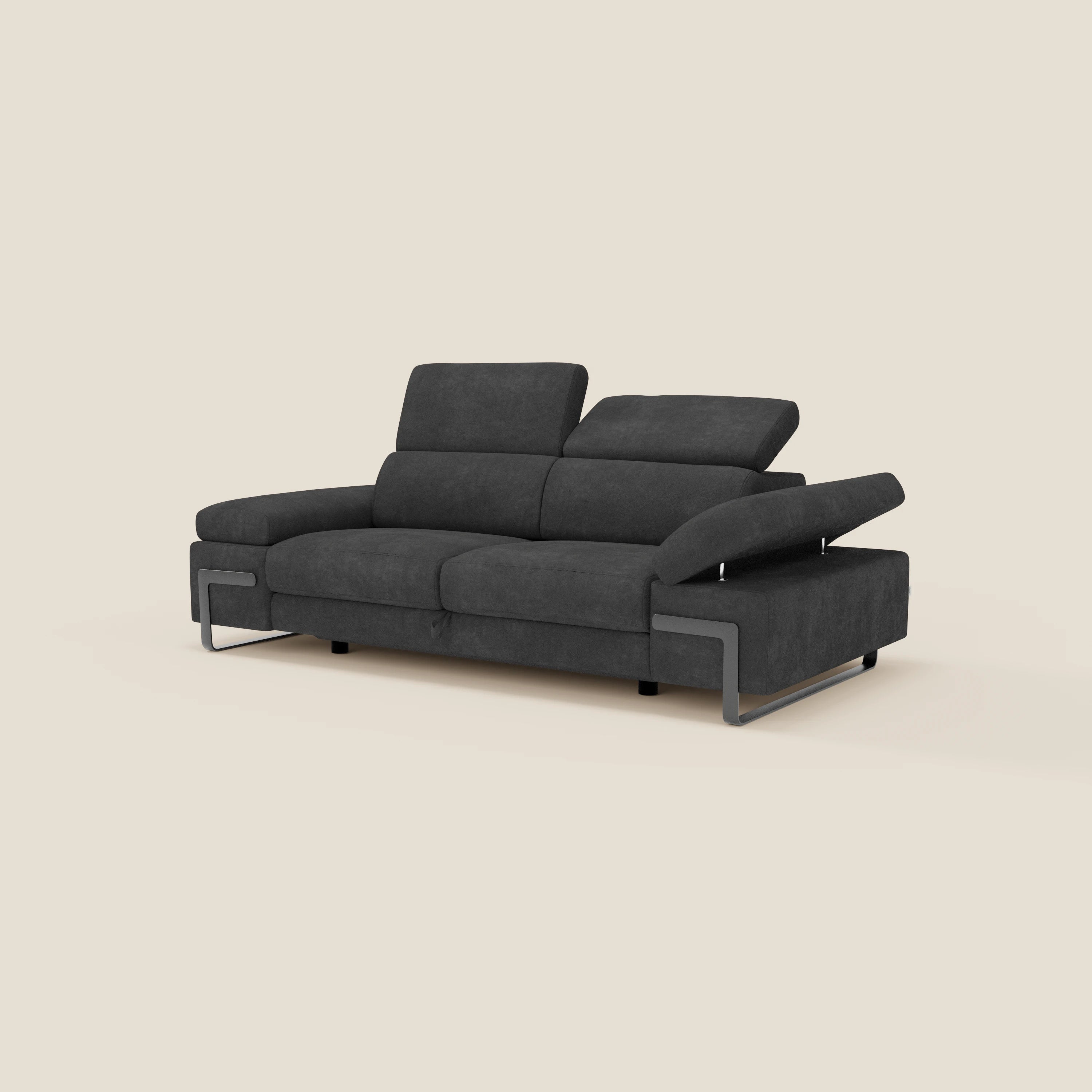 Lo Zayana Divano 3 posti di Divani.Store, in tessuto impermeabile T02 nero con braccioli e poggiatesta regolabili ed elemento estraibile, si distingue per il design moderno, le gambe metalliche e il profilo basso su sfondo beige.