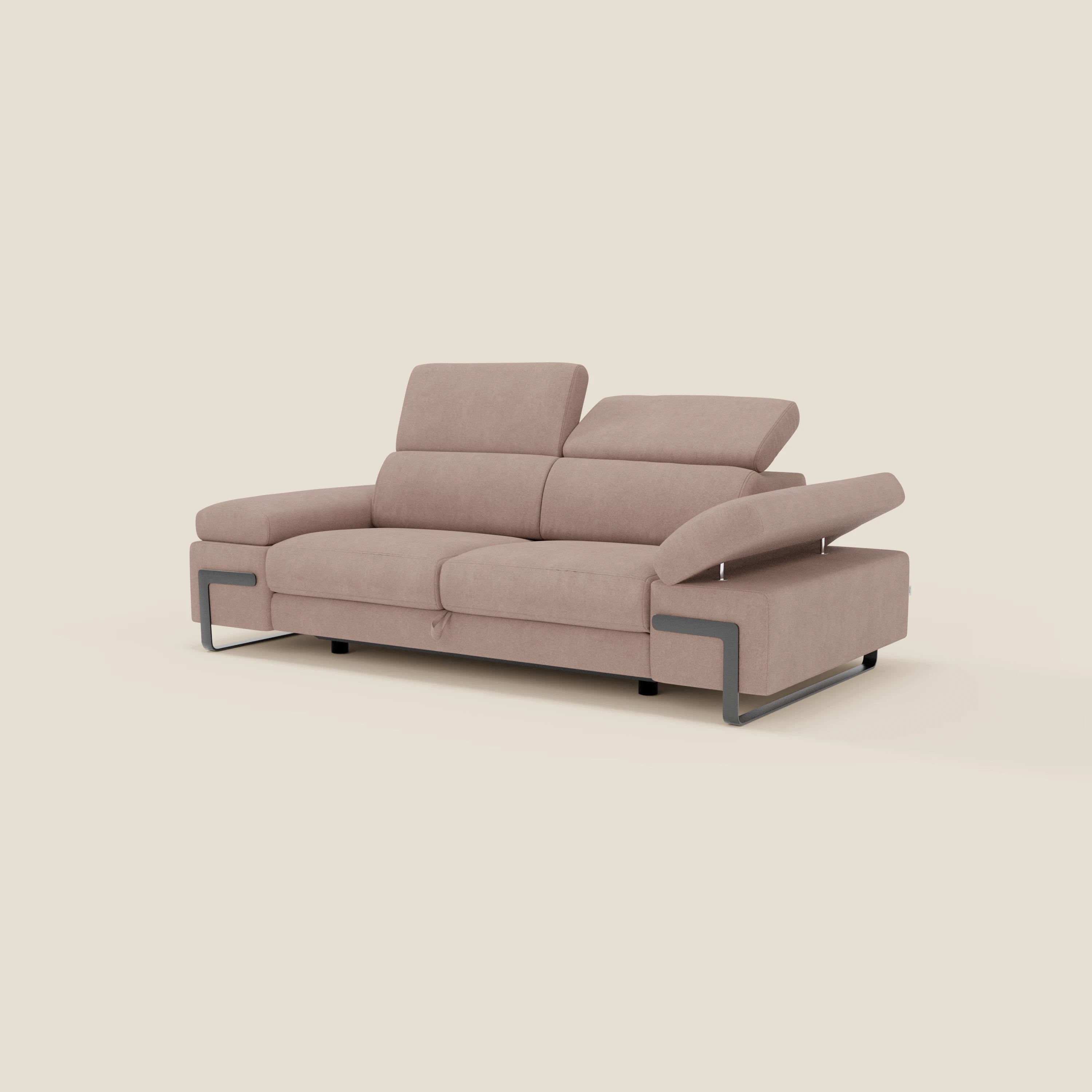 Il divano 3 posti Zayana di Divani.Store è caratterizzato da un elemento estraibile, braccioli e poggiatesta regolabili in tessuto impermeabile T02 rosa, linee pulite, gambe in metallo e design moderno su sfondo bianco.