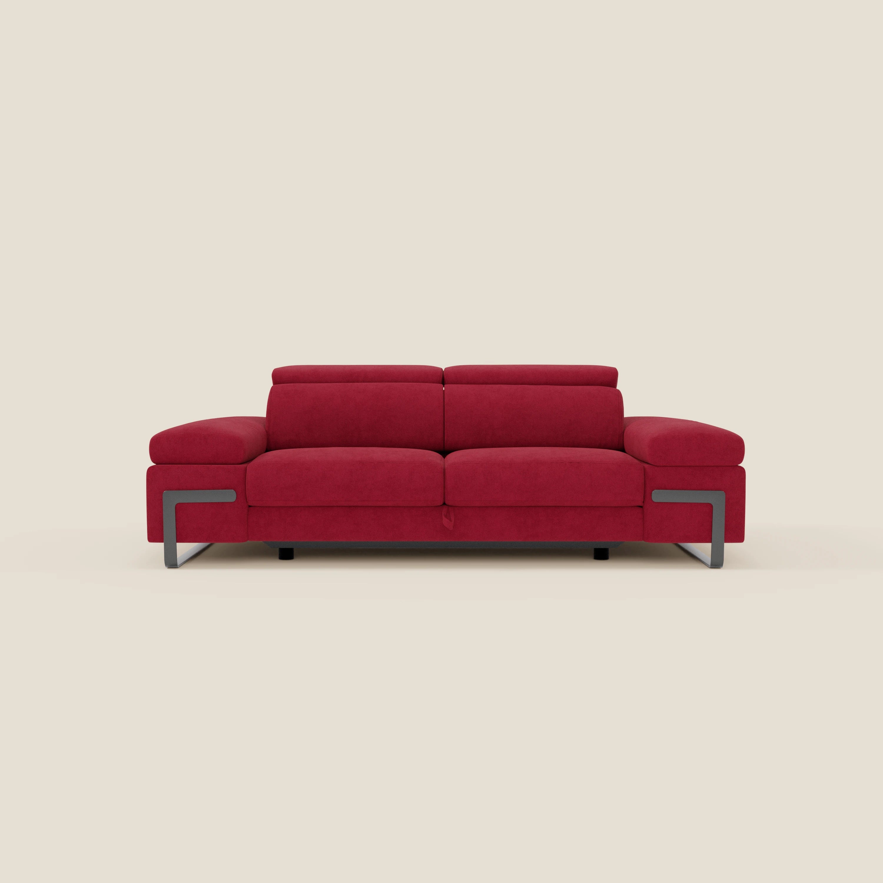 Il divano 3 posti Zayana di Divani.Store in tessuto impermeabile T02 rosso è caratterizzato da ampi braccioli imbottiti, poggiatesta regolabili, elemento estraibile e gambe eleganti in metallo argentato, su uno sfondo beige chiaro per un look minimalista.