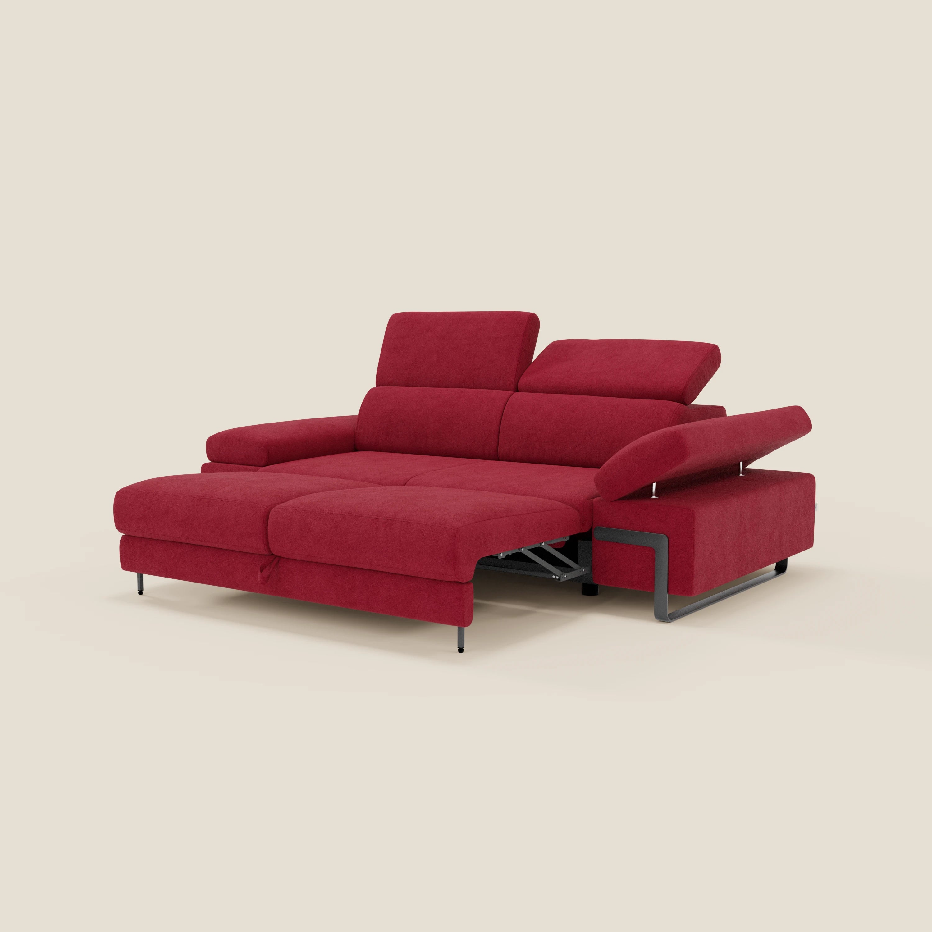 Il Divano 3 posti Zayana di Divani.Store, in tessuto impermeabile T02 rosso, offre braccioli e poggiatesta regolabili, elemento estraibile e design moderno con gambe sottili metalliche, su sfondo beige chiaro.