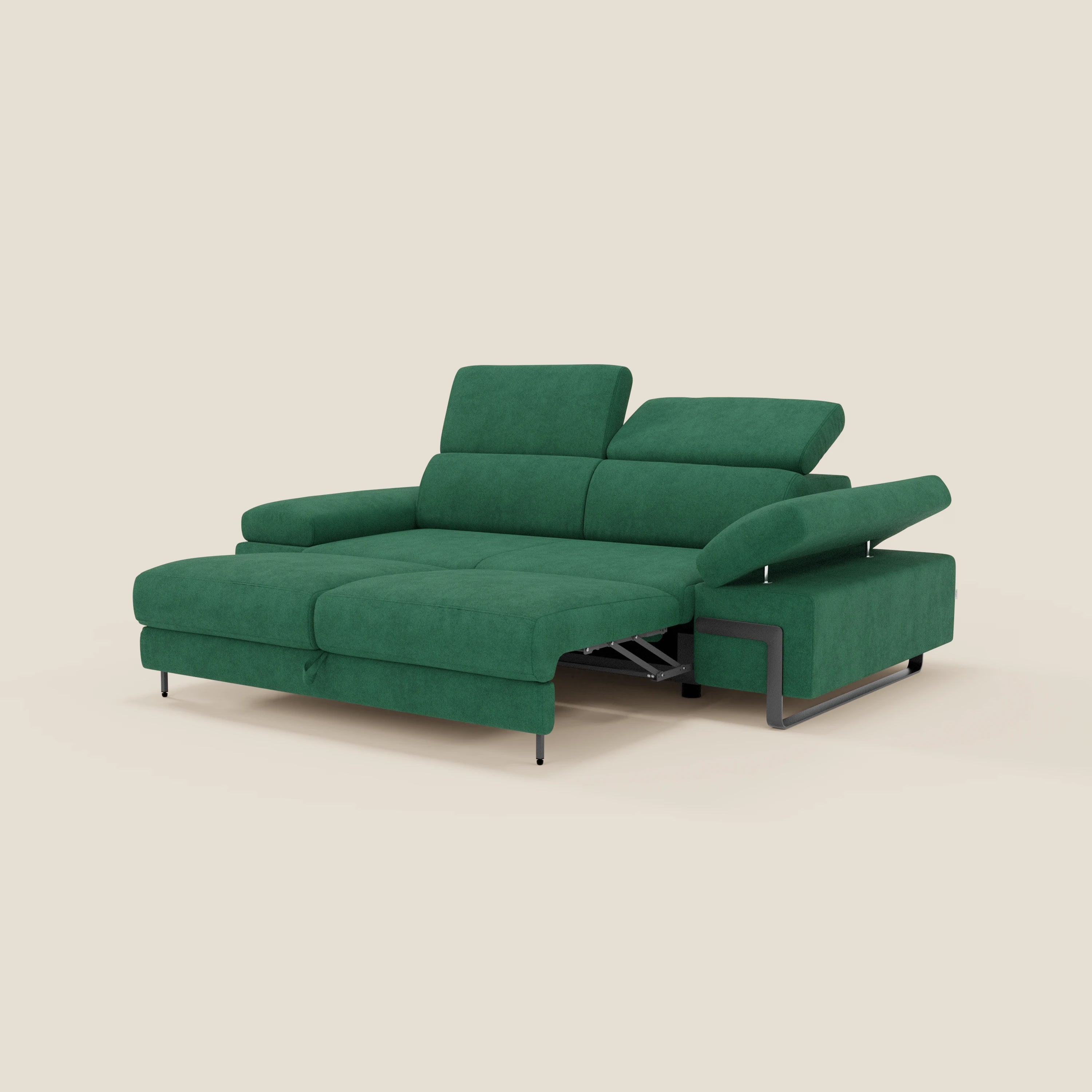 Lo Zayana Divano 3 posti di Divani.Store, in tessuto impermeabile T02 verde, con elemento estraibile, braccioli e poggiatesta regolabili, è mostrato su sfondo beige. Si notano gambe nere e supporto metallico sotto la seduta destra.