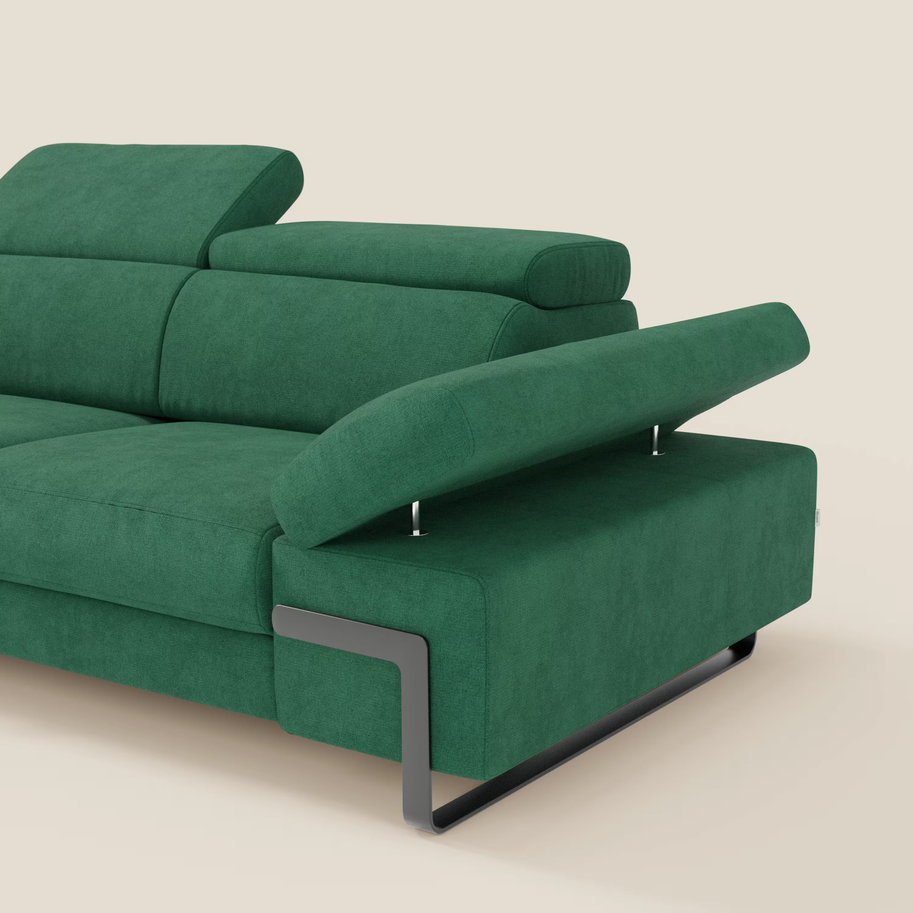 Zayana Divano 3 posti di Divani.Store è caratterizzato da tessuto impermeabile verde T02, braccioli e poggiatesta regolabili, elemento estraibile e gambe eleganti in metallo nero opaco. Su uno sfondo beige chiaro, con bracciolo angolato.