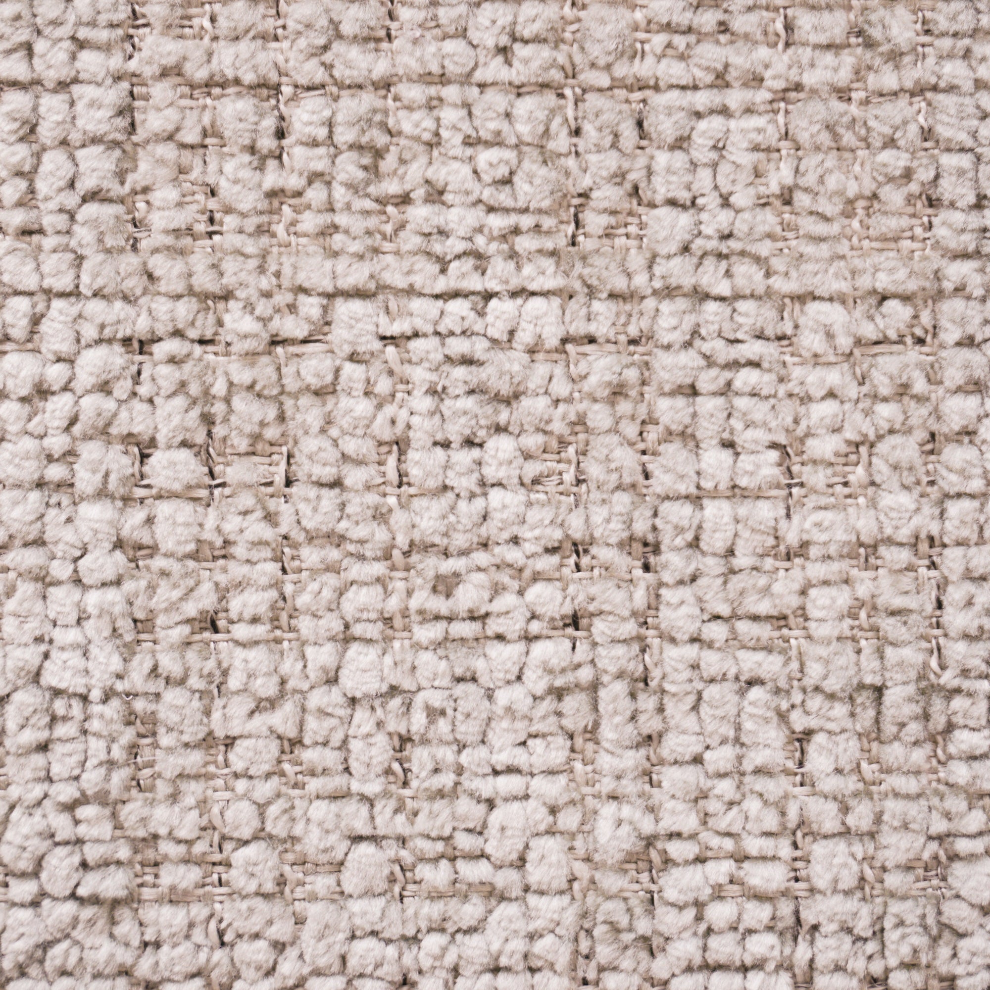 Primo piano del tessuto Personalizzazione in T28 di Divani.Store, caratterizzato da una superficie beige morbida e strutturata con un motivo a scacchiera intrecciato a griglia nei toni neutri del bianco sporco.