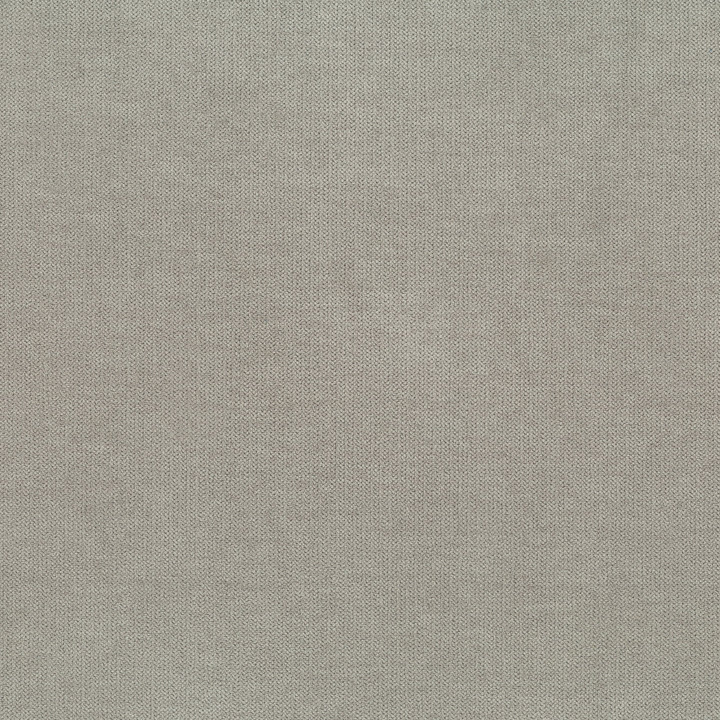 Primo piano del letto sommier imbottito ERON di Letti.store, realizzato in tessuto impermeabile grigio chiaro certificato Oeko-Tex, caratterizzato da una trama a maglia fine e da una finitura morbida e liscia: ideale per una camera da letto moderna, grazie alla sua drappeggiatura naturale e alle sfumature delicate.