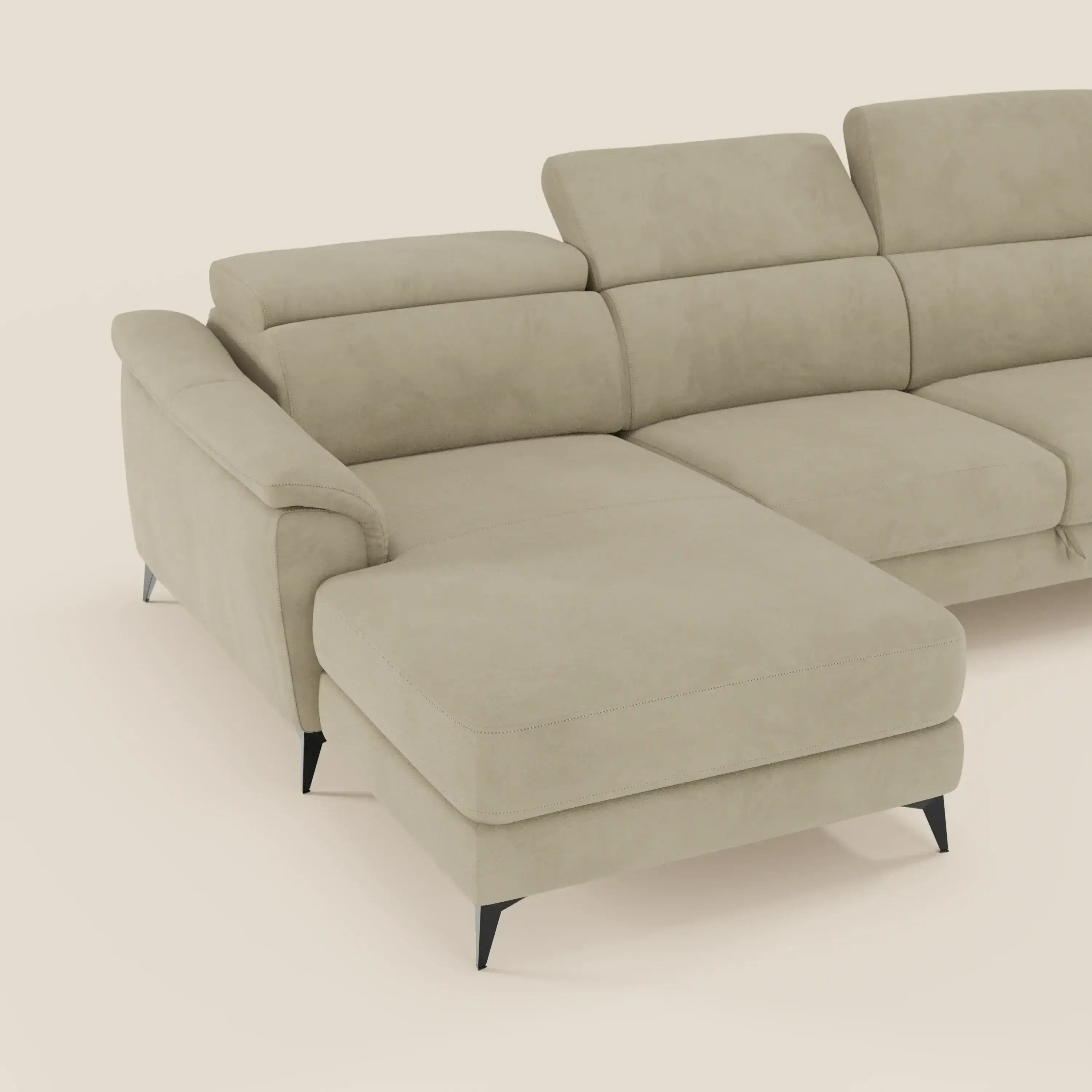 Arcos Divano con penisola di Divani.Store offre gambe alte, poggiatesta regolabili e una chaise longue in microfibra beige impermeabile T11. Elegante e moderno, è dotato di ampi braccioli e di una seduta estraibile opzionale per un maggiore comfort.