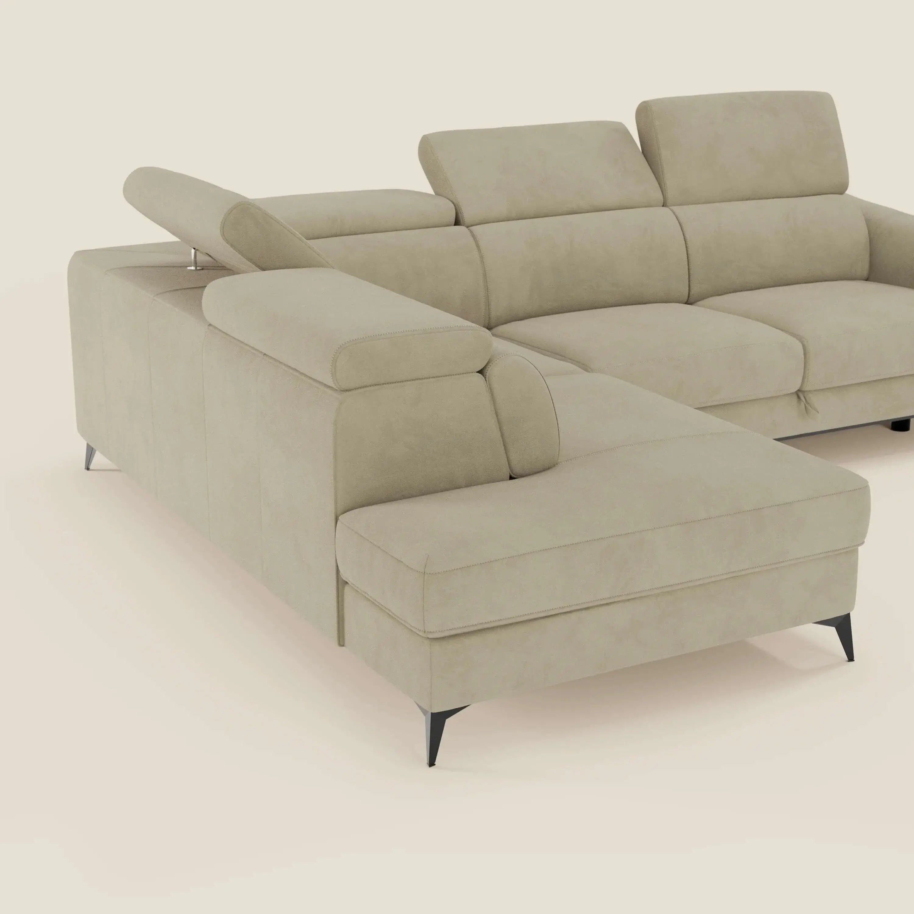 Arcos Divano angolare di Divani.Store è un moderno divano a L beige con gambe alte, poggiatesta regolabili, cuscini morbidi e microfibra T11 resistente all'acqua. Presenta una chaise longue reclinabile per un maggiore comfort su uno sfondo bianco sporco.