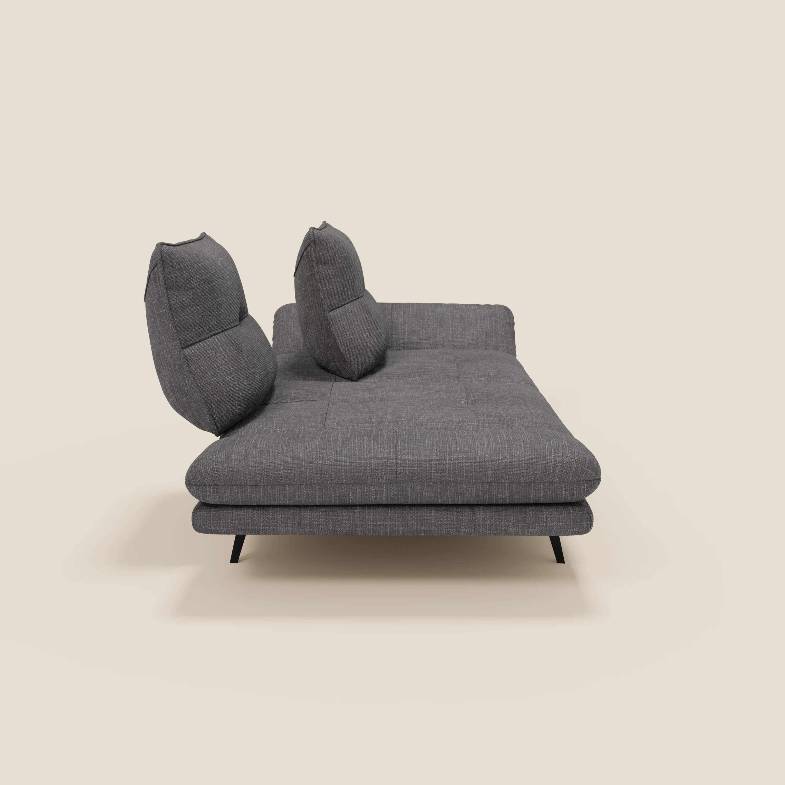 L'Ardex Divano 3 posti di Divani.Store, in morbido tessuto impermeabile T06 antracite, offre schienali traslanti, braccioli regolabili, ampi schienali angolati e gambe nere sottili su uno sfondo beige essenziale.