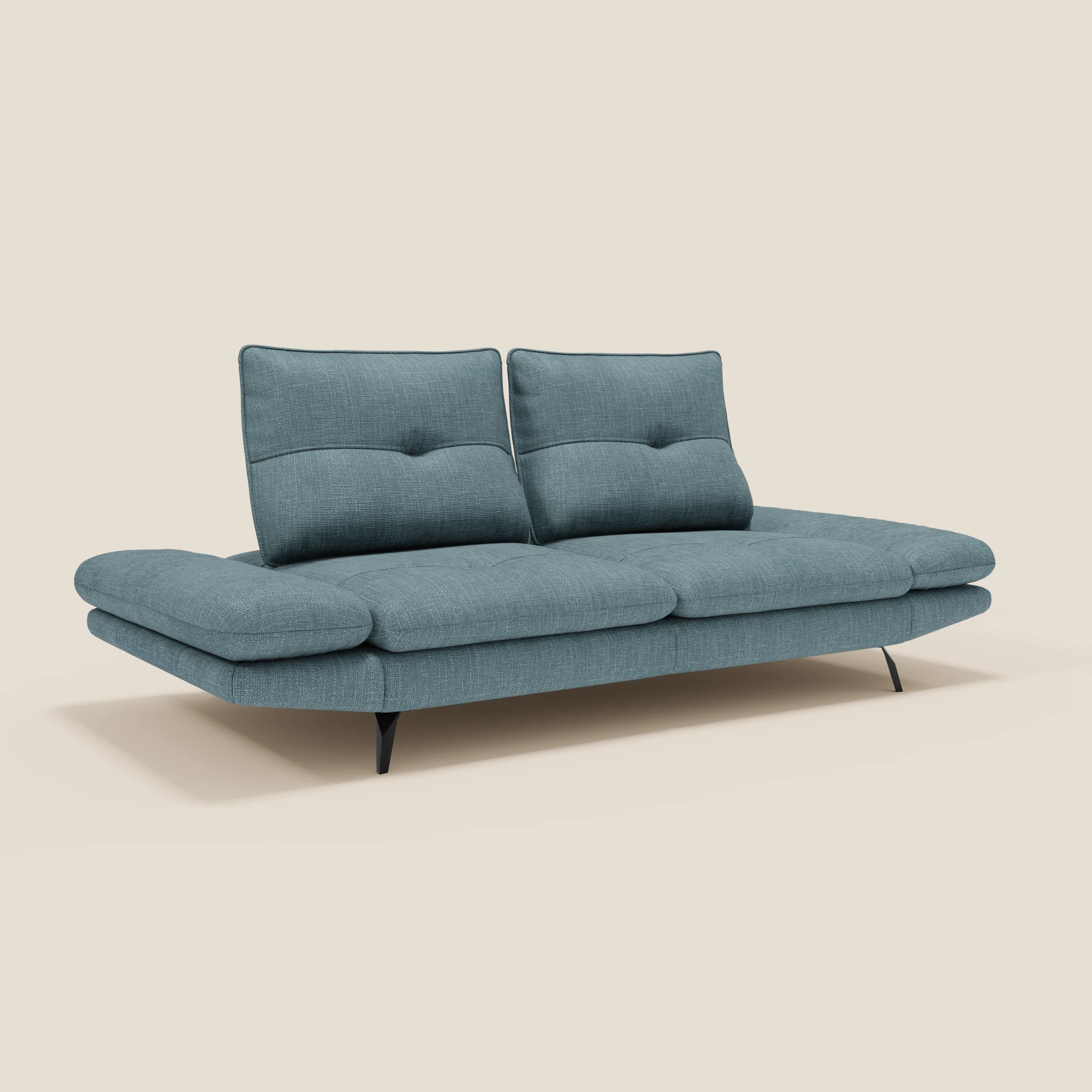 Ardex Divano 3 posti di Divani.Store presenta schienali traslanti, braccioli regolabili, tessuto morbido impermeabile T06 azzurro, ampi cuscini e sottili gambe nere inclinate in stile minimalista su sfondo beige chiaro.