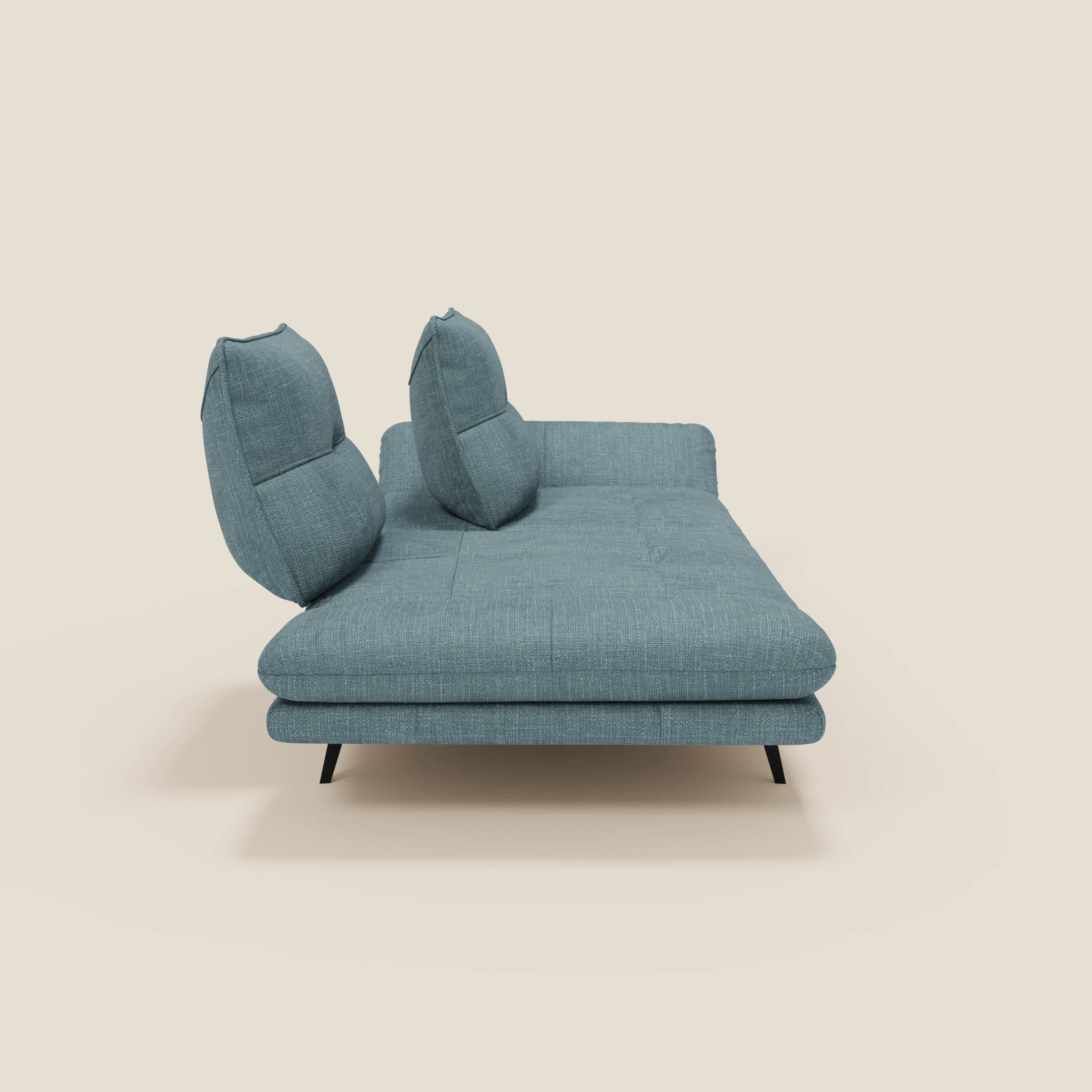Ardex Divano 3 posti di Divani.Store è caratterizzato da schienali e braccioli regolabili in morbido tessuto impermeabile T06 azzurro, con eleganti gambe nere e un design minimalista e contemporaneo.