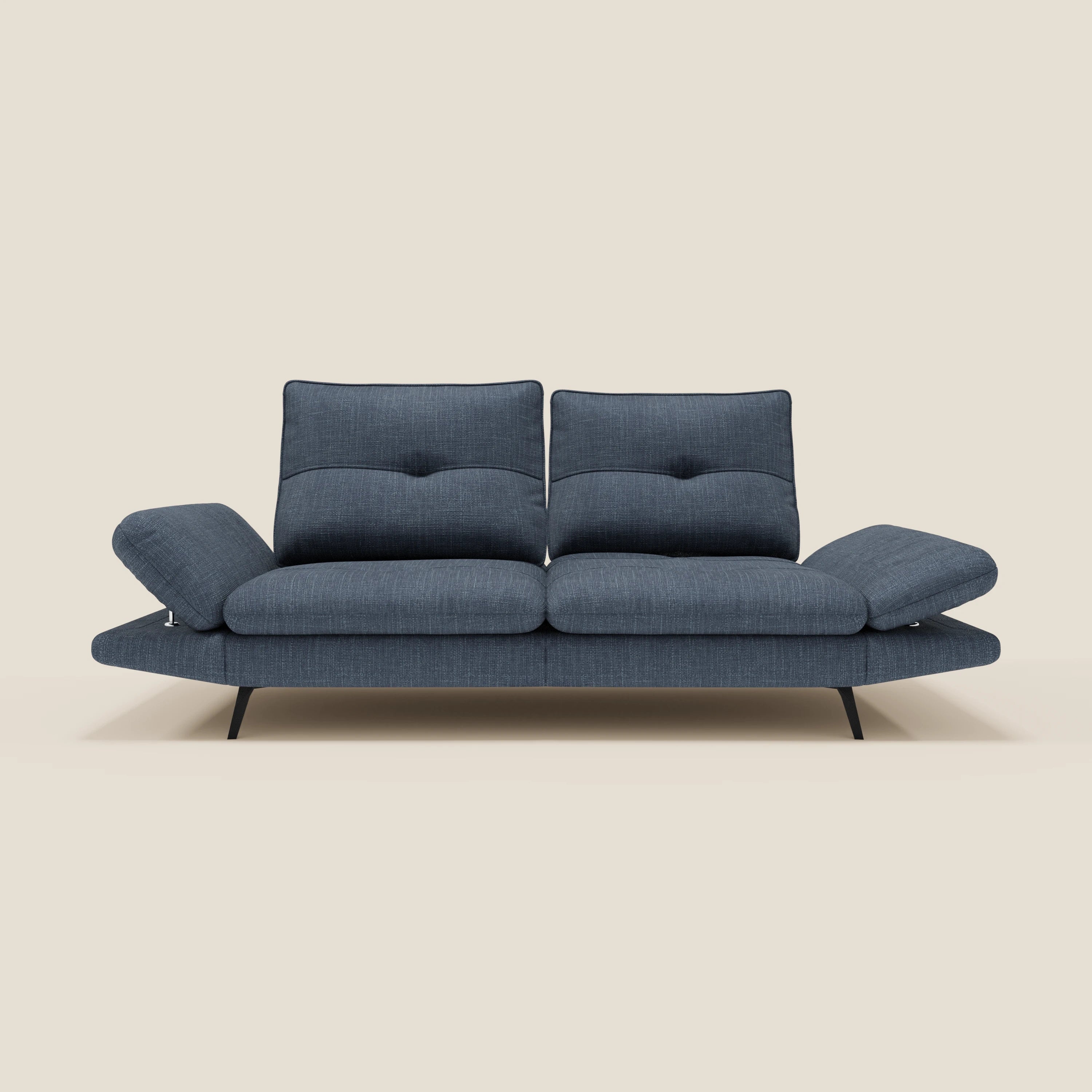 Ardex Divano 3 posti di Divani.Store, in tessuto impermeabile T06 blu, offre schienali traslanti e braccioli regolabili; gambe nere sottili e design moderno risaltano su sfondo beige.