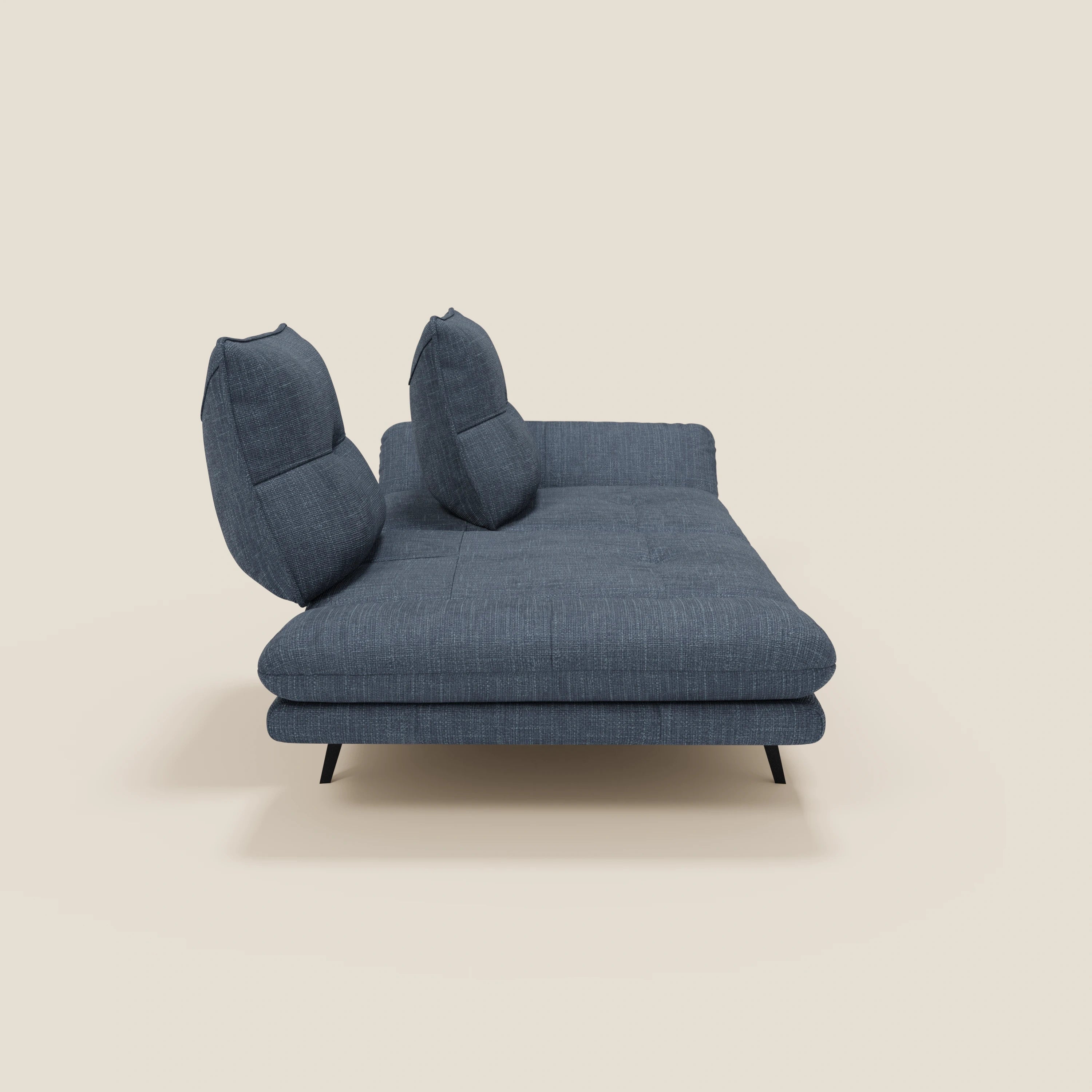 Ardex Divano 3 posti di Divani.Store è caratterizzato da schienali e braccioli regolabili in morbido tessuto impermeabile blu T06, design moderno con quattro gambe corte nere, il tutto su uno sfondo beige chiaro.