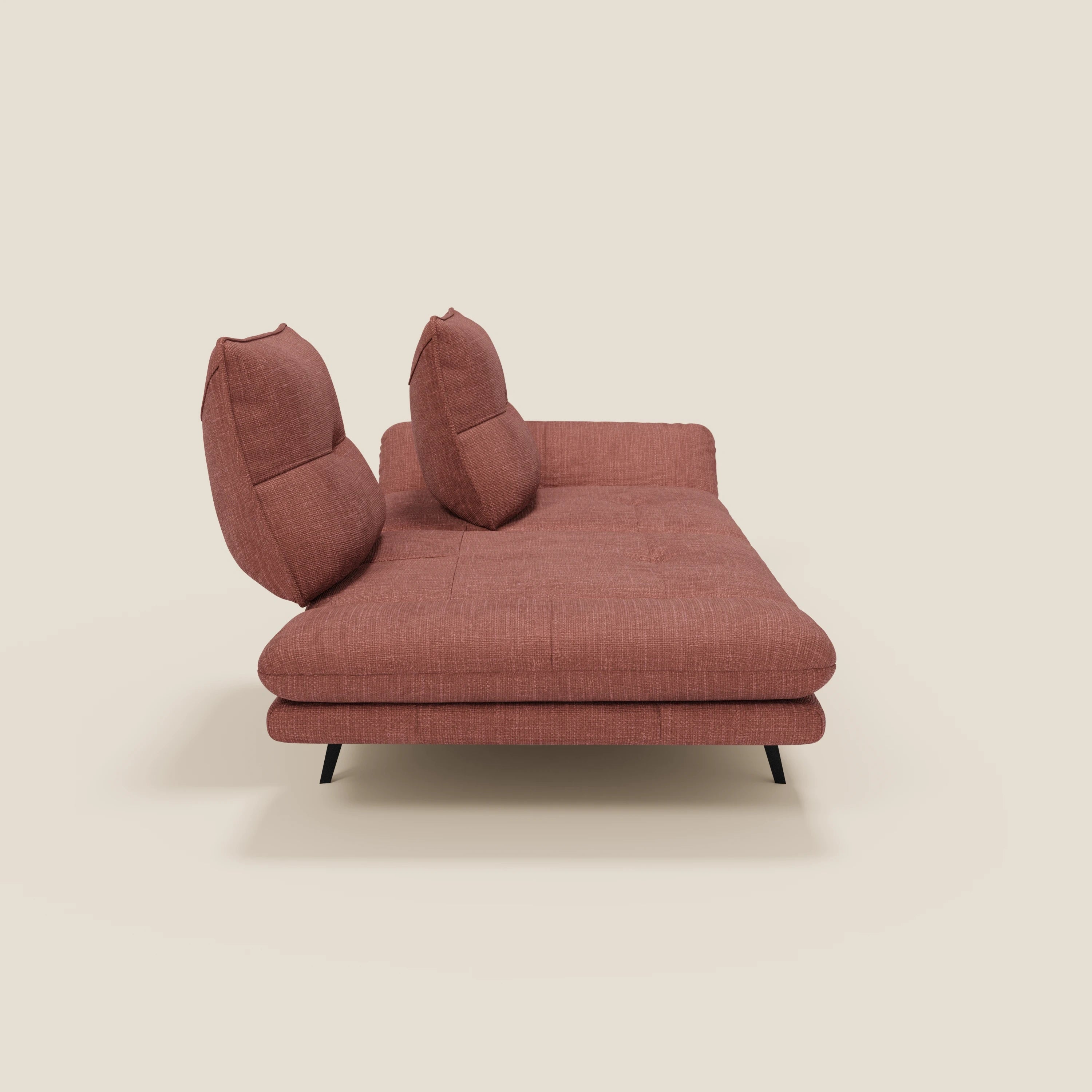 Ardex Divano 3 posti di Divani.Store è caratterizzato da un design moderno in tessuto impermeabile T06 corallo, braccioli regolabili, schienali mobili e sottili gambe nere, che si distinguono per le linee pulite su uno sfondo beige chiaro.
