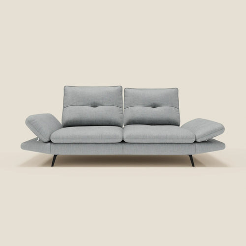 Ardex Divano 3 posti di Divani.Store è caratterizzato da schienali traslanti, braccioli regolabili e sottili gambe nere in morbido tessuto impermeabile T06 ghiaccio, su sfondo beige chiaro.