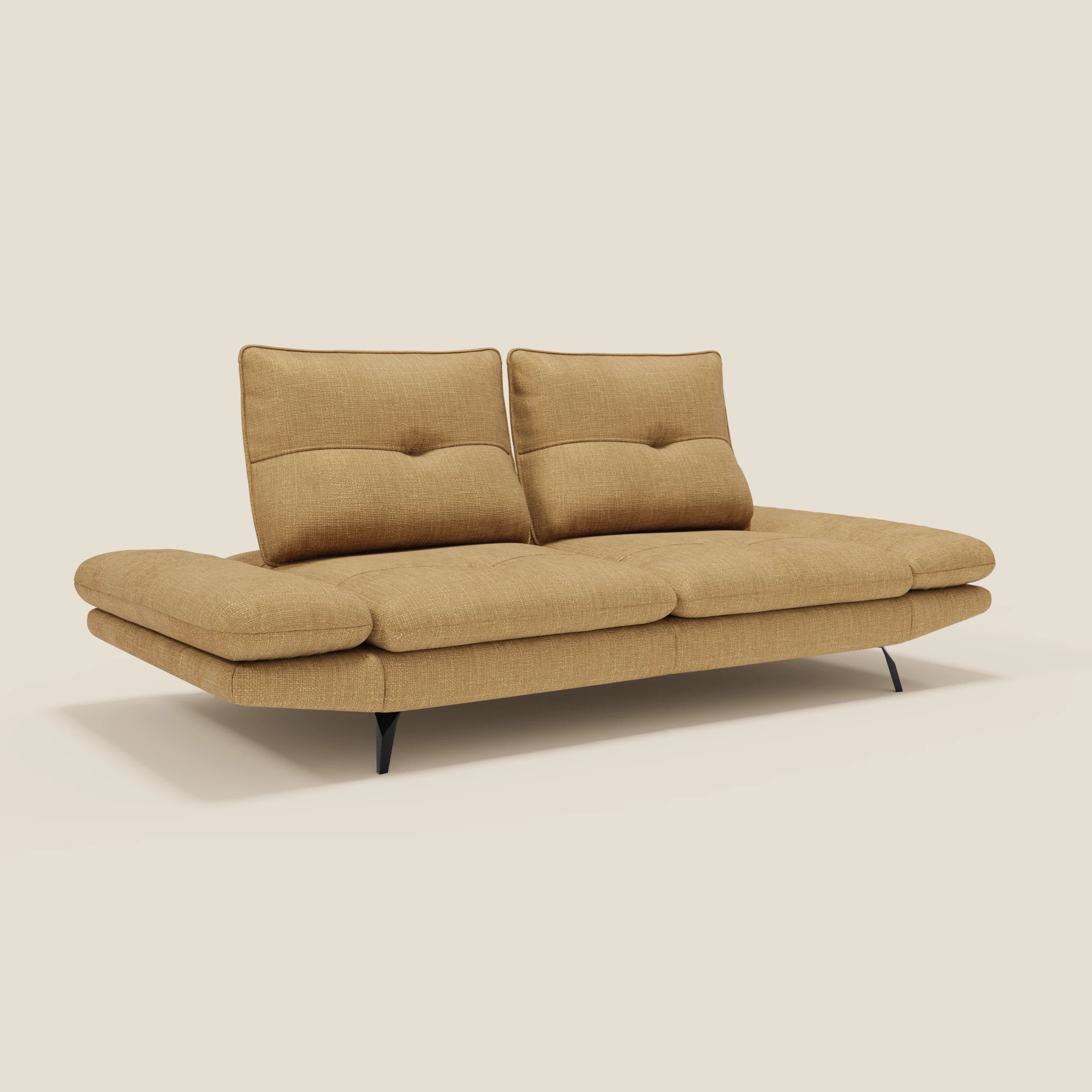 Il divano Ardex 3 posti di Divani.Store, in morbido tessuto impermeabile T06 giallo, con schienali traslanti e braccioli regolabili, presenta due cuscini schienale e gambe basse nere su sfondo beige. Design moderno con seduta ampia e dettagli trapuntati.