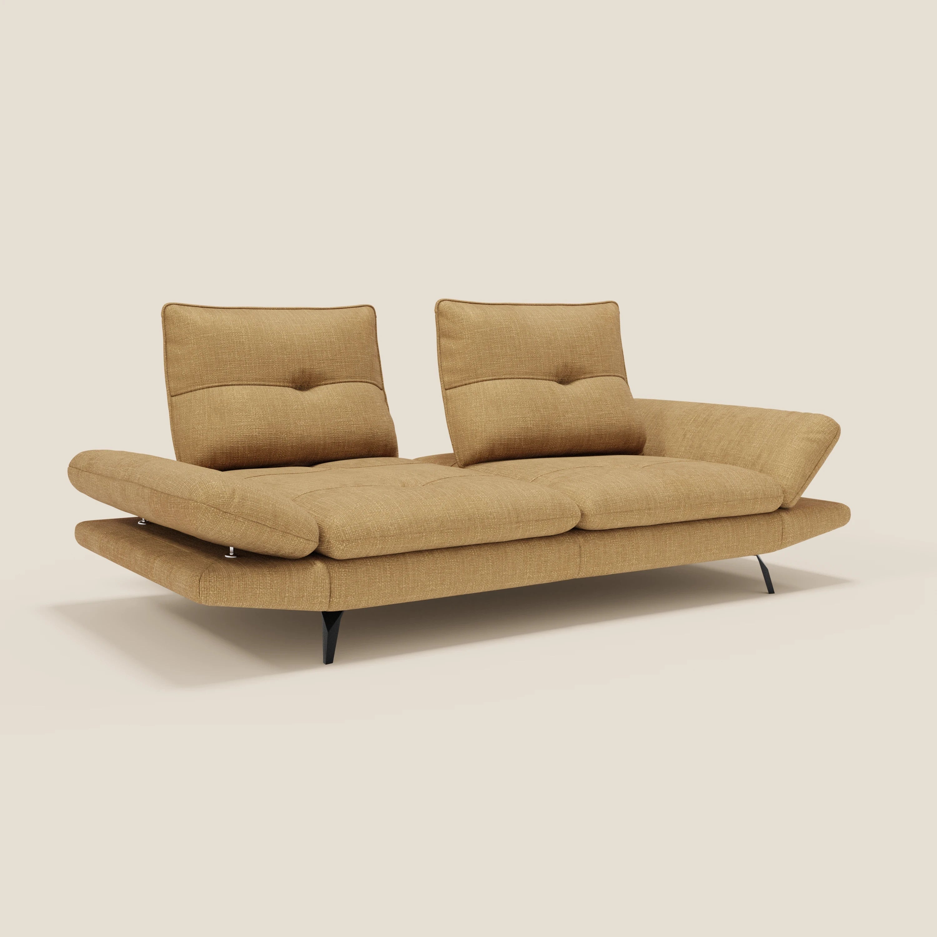 L'Ardex Divano 3 posti di Divani.Store, in tessuto impermeabile T06 giallo, presenta schienali traslanti, braccioli regolabili e sottili gambe nere per un look moderno su sfondo beige chiaro.