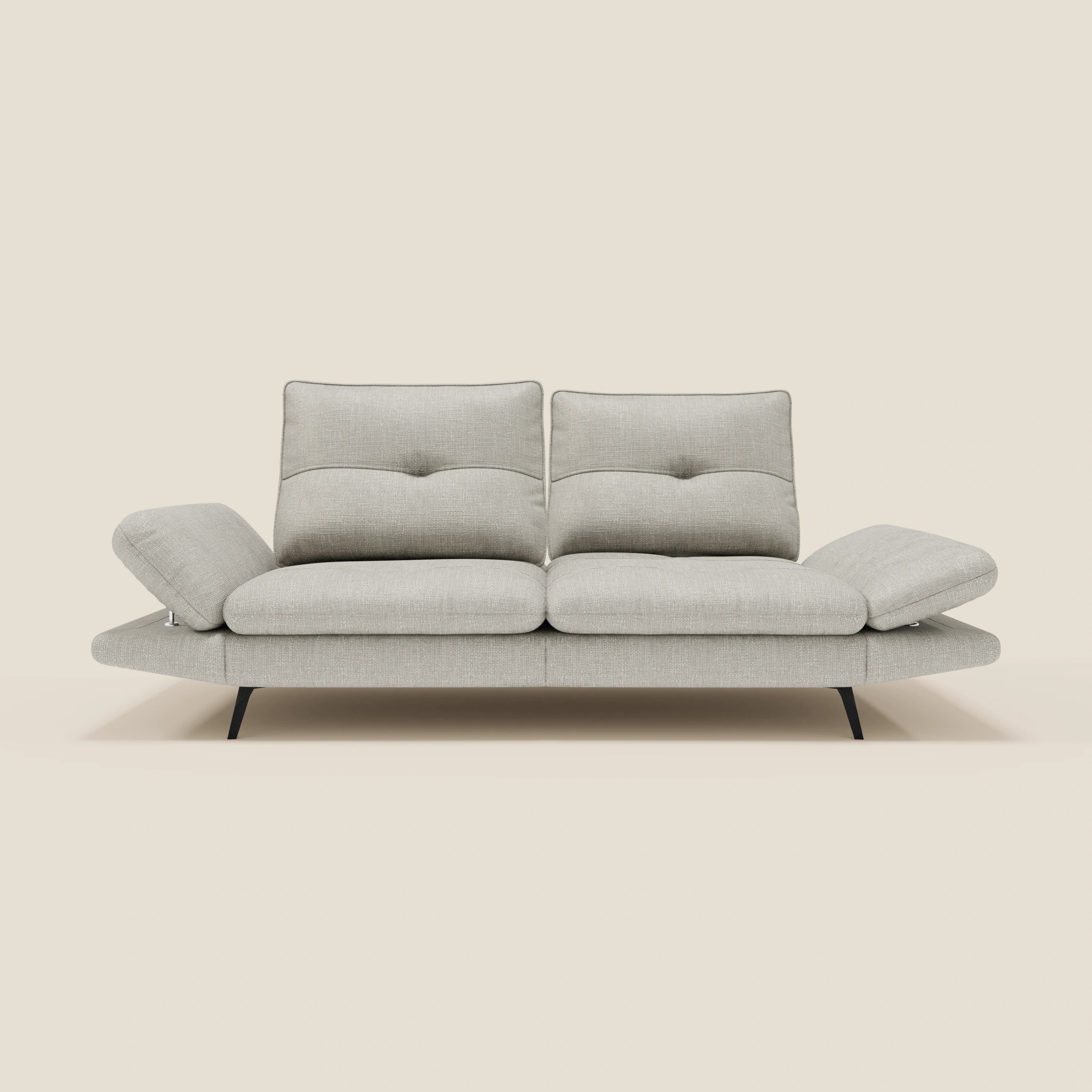 Ardex Divano 3 posti di Divani.Store è caratterizzato da schienali traslanti, braccioli regolabili e sottili gambe nere in morbido tessuto impermeabile T06 grigio chiaro, su uno sfondo beige chiaro per uno stile elegante e contemporaneo.