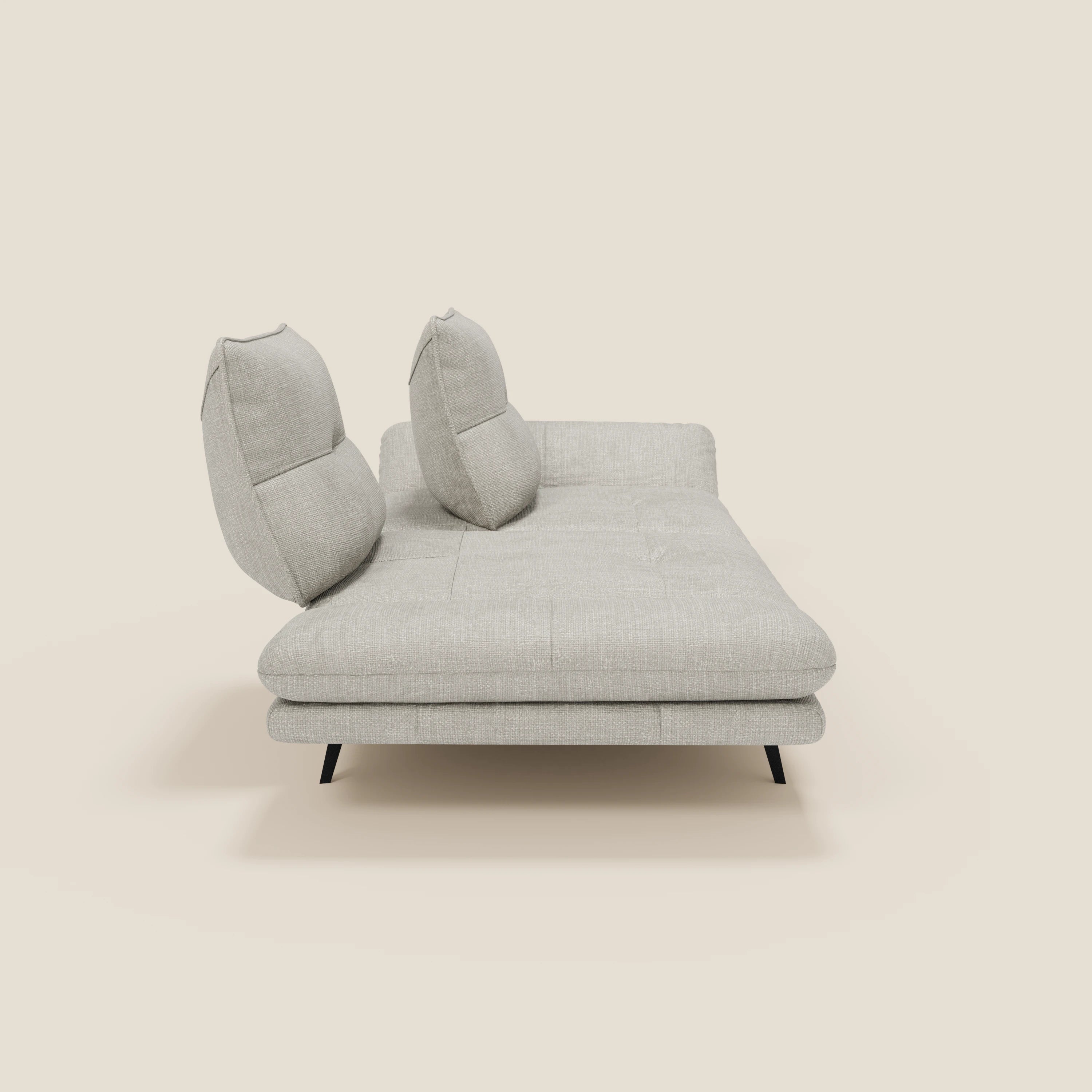 Ardex Divano 3 posti di Divani.Store è caratterizzato da schienali traslanti e braccioli regolabili, rivestiti in morbido tessuto impermeabile T06 grigio chiaro. Il suo design minimale con sottili gambe nere offre un comfort versatile in qualsiasi spazio moderno.