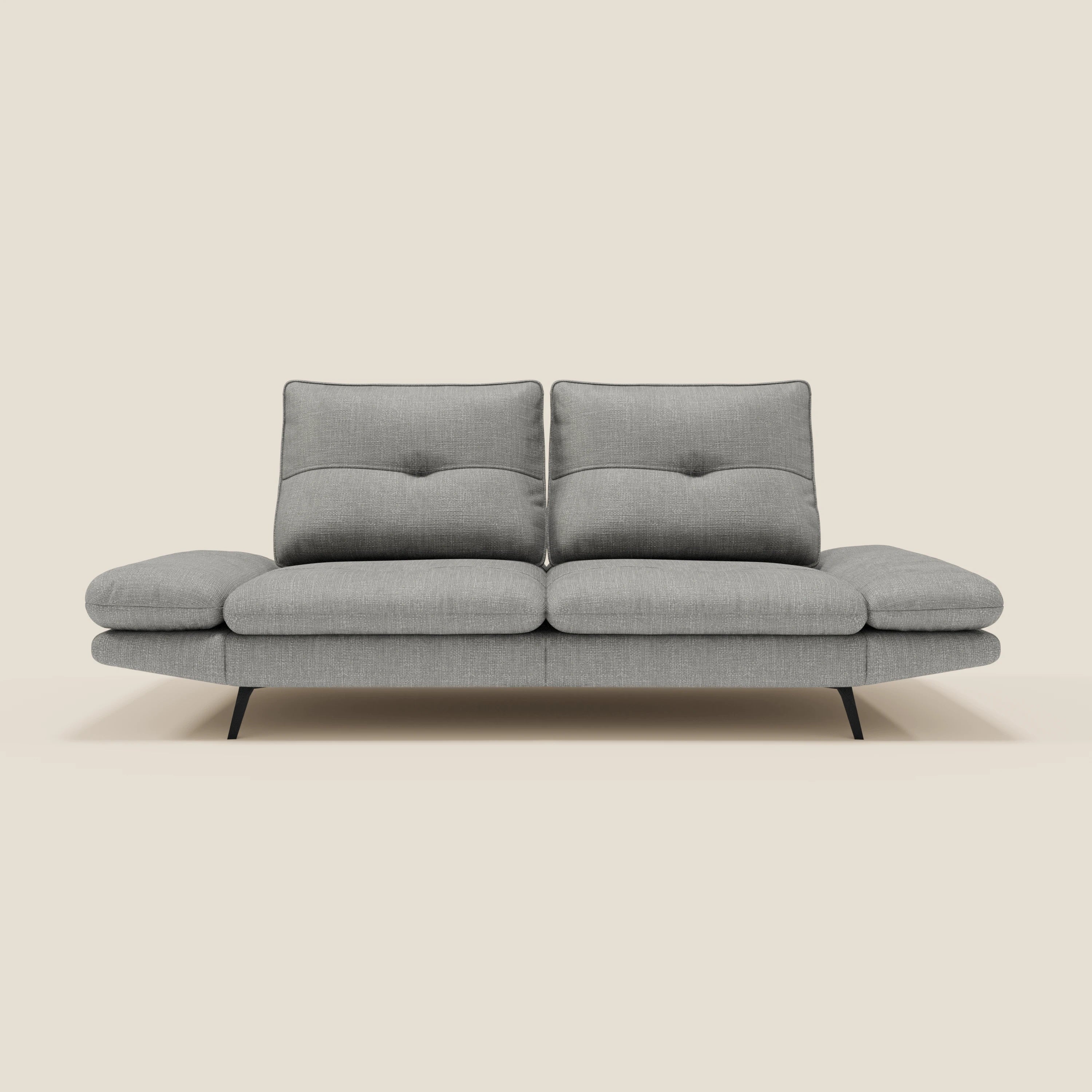 L'Ardex Divano 3 posti di Divani.Store, in morbido tessuto impermeabile T06 grigio, presenta schienali traslanti, braccioli regolabili e cuscini divisori su eleganti gambe nere, perfetti per uno stile moderno.
