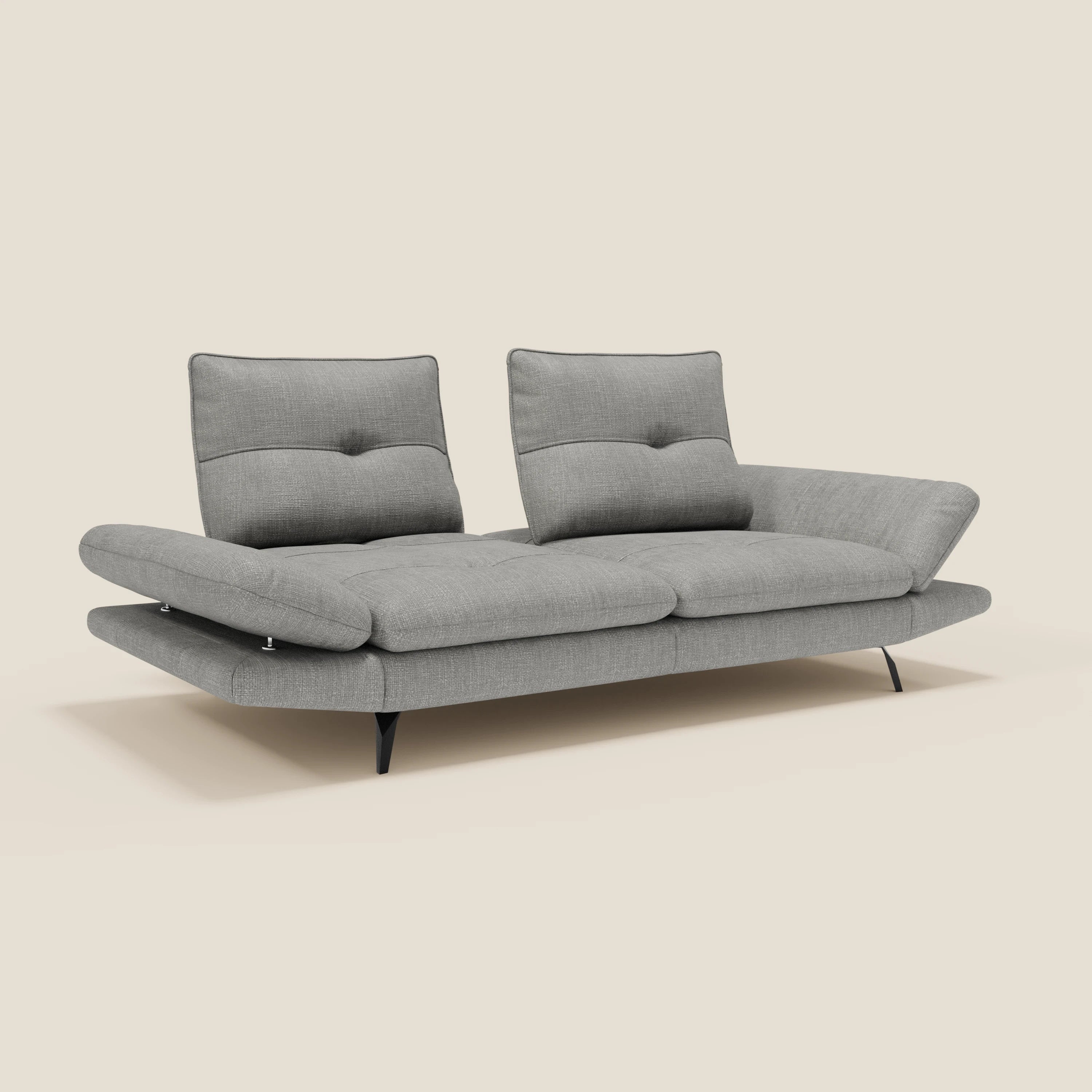 Il Divano 3 posti Ardex di Divani.Store, in morbido tessuto impermeabile T06 grigio, offre schienali traslanti e braccioli regolabili per un comfort personalizzato. Design moderno con gambe nere sottili e cuscini trapuntati.