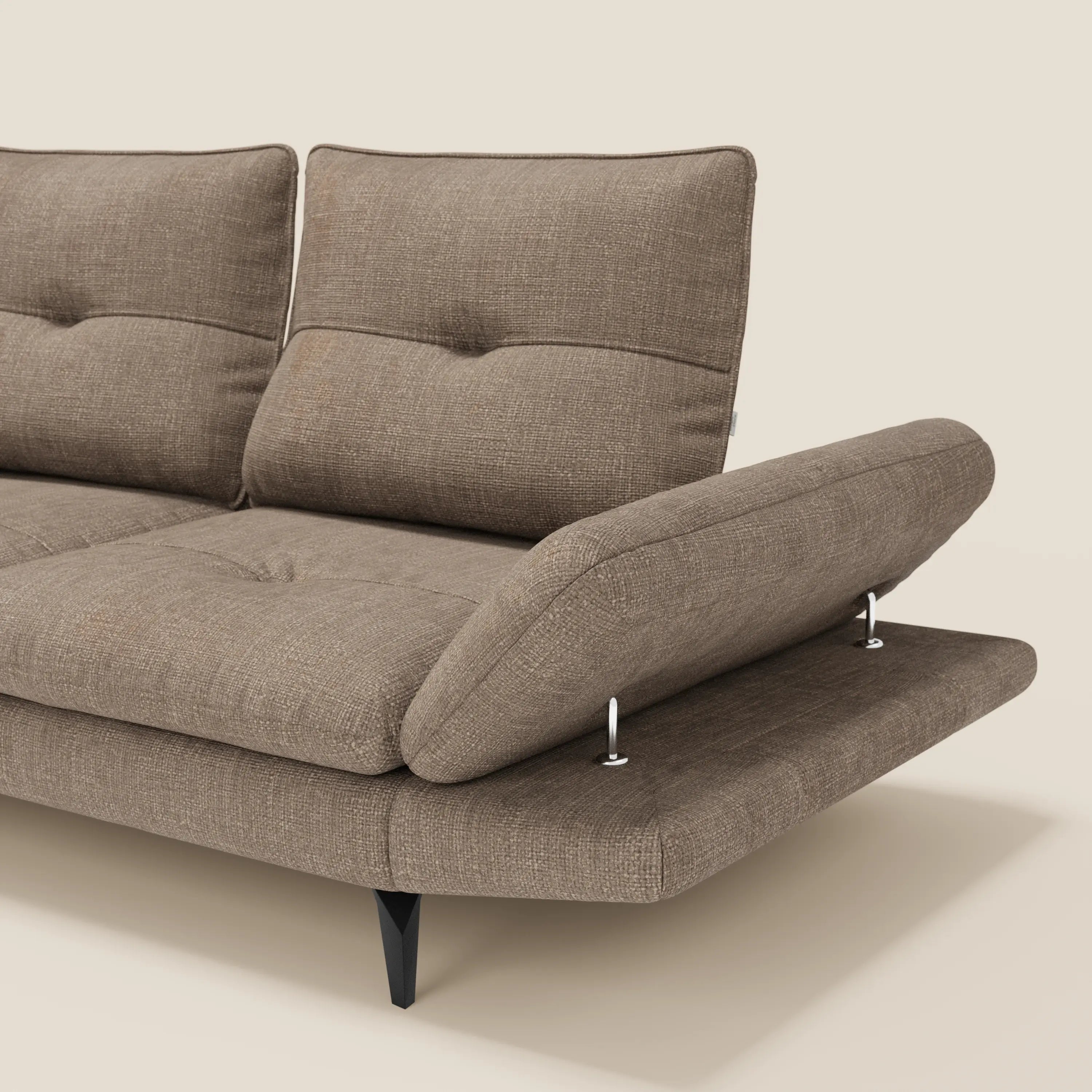 Il divano Ardex 3 posti di Divani.Store in tessuto impermeabile T06 marrone ha schienali traslanti, braccioli regolabili con staffe metalliche e gambe nere inclinate, per un design moderno su sfondo beige.