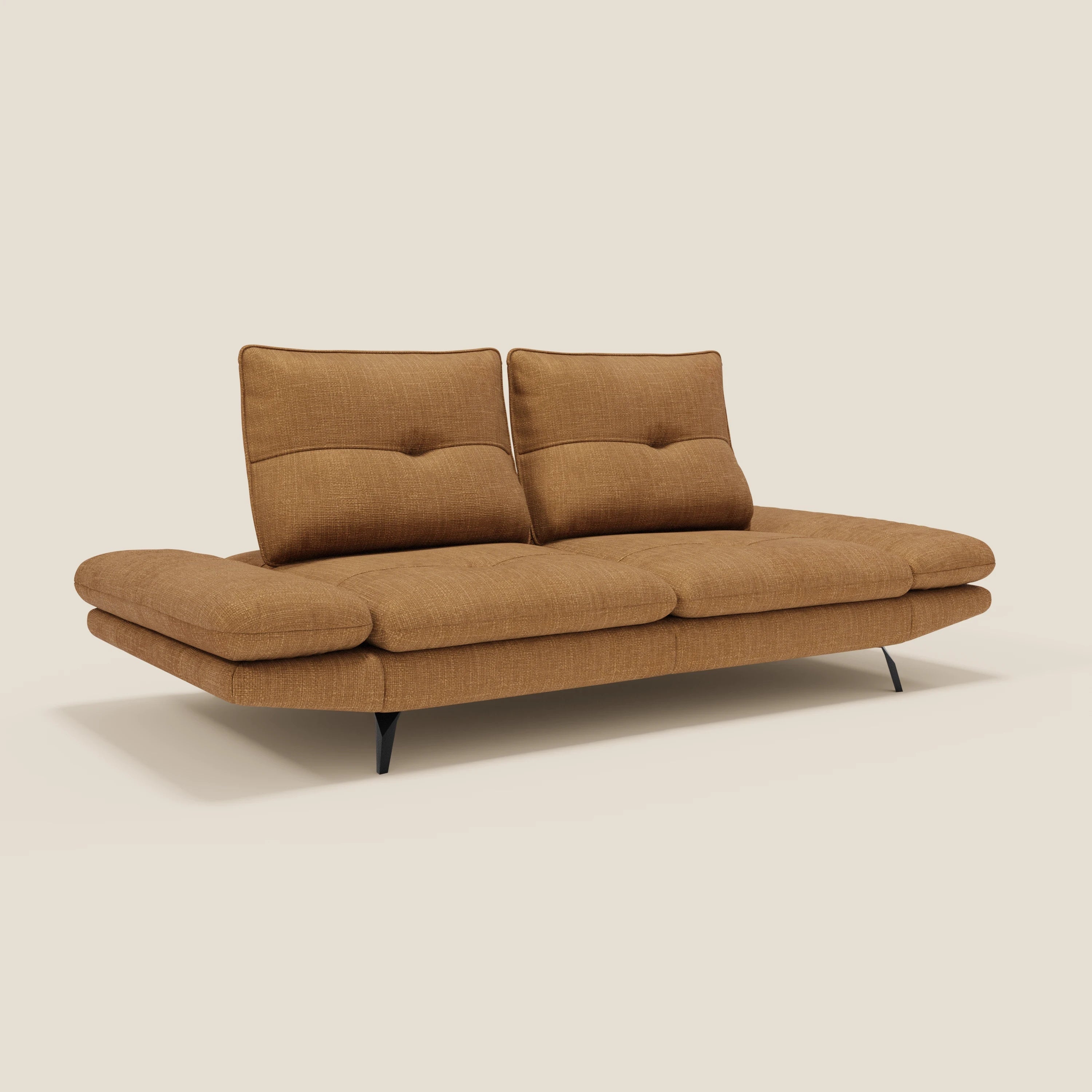 Il divano Ardex 3 posti di Divani.Store è caratterizzato da schienali traslanti, braccioli regolabili e tessuto morbido impermeabile T06 ocra. Questo divano moderno offre un comfort personalizzato con uno stile di metà secolo su sfondo beige.