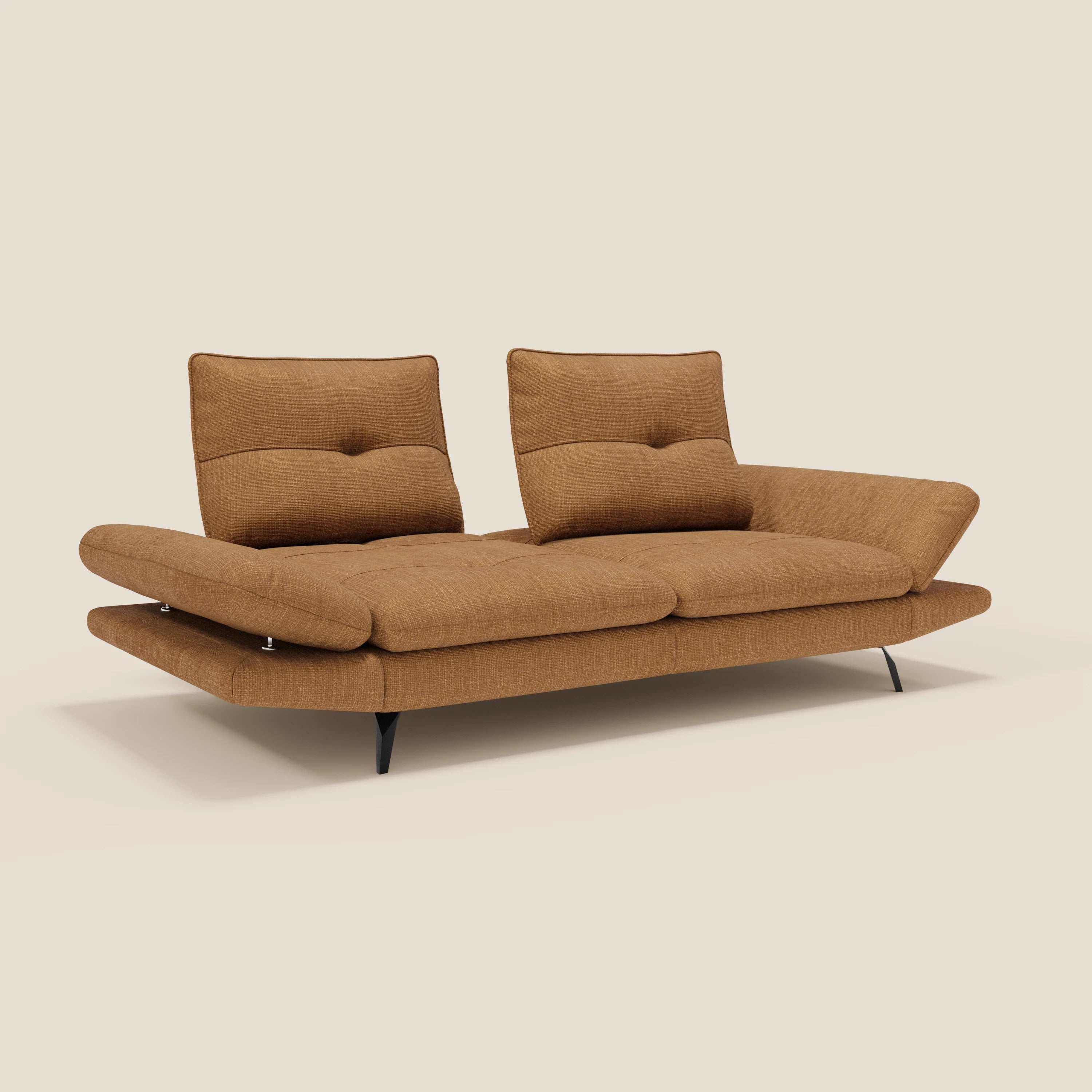 Il divano Ardex Divano 3 posti di Divani.Store è caratterizzato da tessuto impermeabile ocra, schienali scorrevoli, braccioli regolabili, gambe basse nere e cuscini sottili con inserti, che combinano stile moderno e comfort per il vostro spazio abitativo.