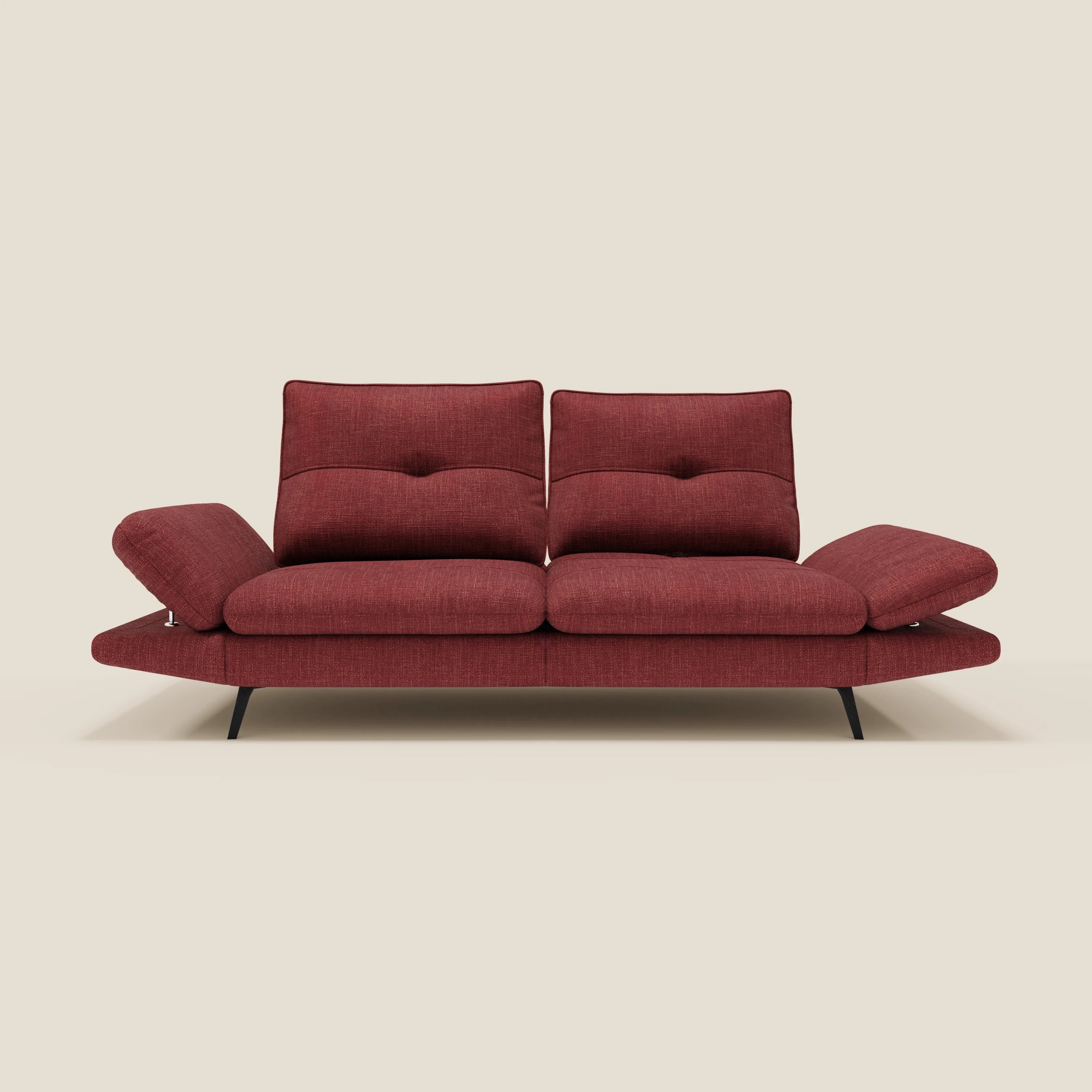 Ardex Divano 3 posti di Divani.Store, in tessuto impermeabile rosso T06, è caratterizzato da schienali e braccioli regolabili, eleganti gambe in metallo nero e un design minimalista e contemporaneo. Qui presentato su uno sfondo beige semplice.