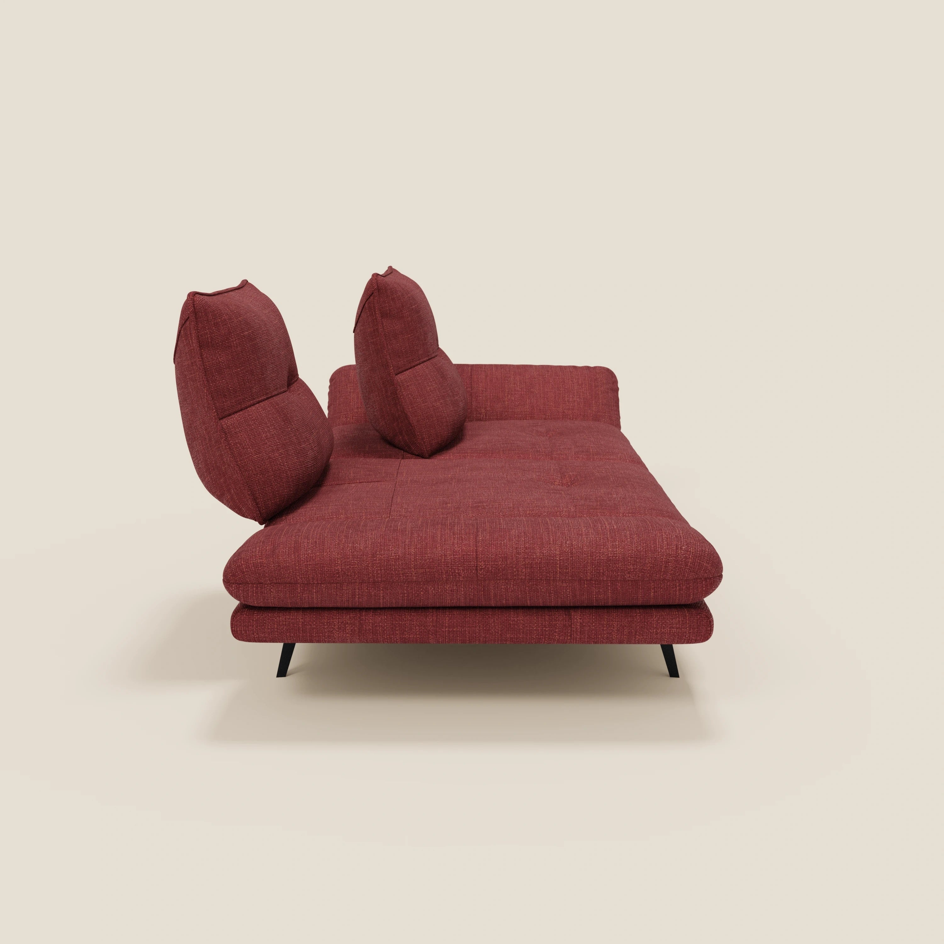 Ardex Divano 3 posti di Divani.Store, in tessuto impermeabile T06 rosso testurizzato, è caratterizzato da schienali scorrevoli, braccioli regolabili, due ampi cuscini, gambe nere sottili e linee pulite per un look contemporaneo su sfondo beige.