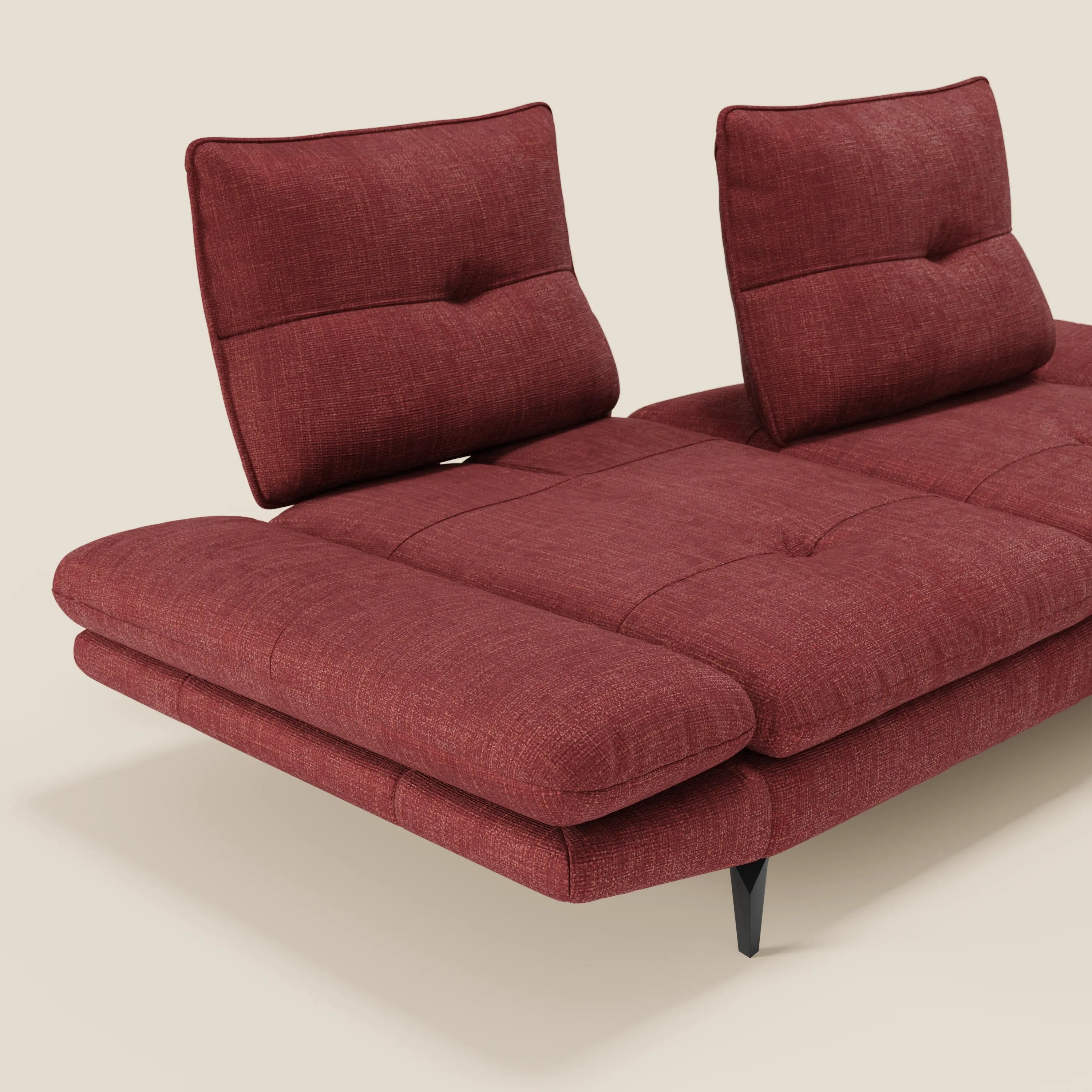Il divano Ardex Divano 3 posti di Divani.Store in tessuto impermeabile rosso T06 è caratterizzato da due schienali scorrevoli e braccioli regolabili, gambe nere angolate e cuciture orizzontali, il tutto su uno sfondo beige semplice.
