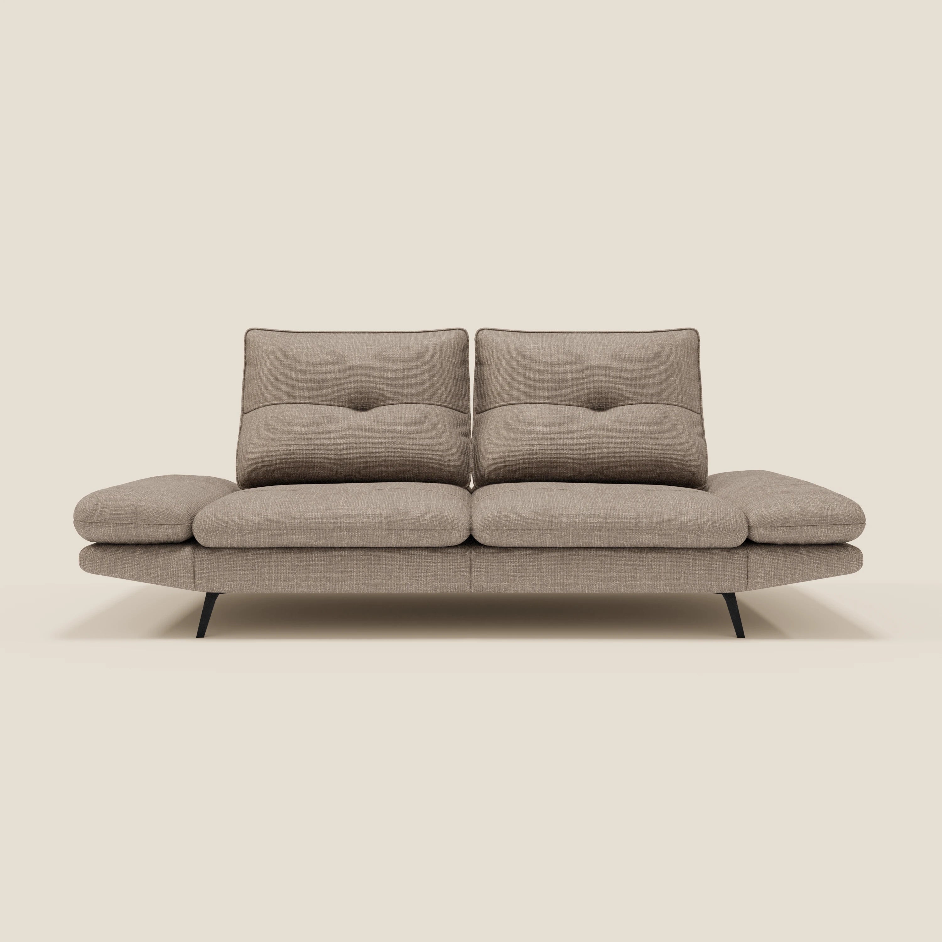 Ardex Divano 3 posti di Divani.Store è caratterizzato da schienali traslanti, braccioli regolabili e morbido tessuto impermeabile T06 tortora, che uniscono comfort e design contemporaneo per una seduta versatile e moderna in qualsiasi spazio.