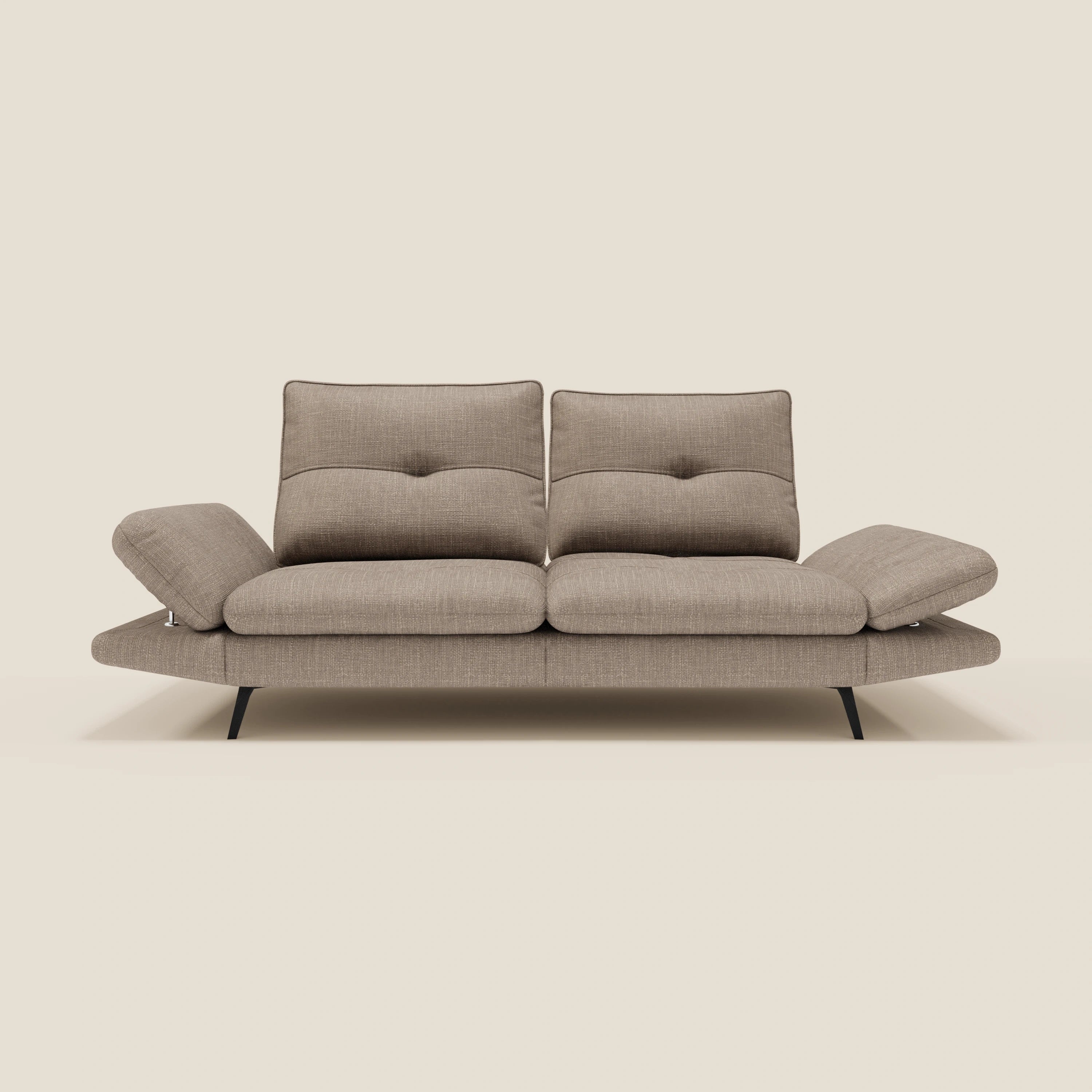 Ardex Divano 3 posti di Divani.Store è caratterizzato da schienali scorrevoli, braccioli regolabili e morbido tessuto impermeabile T06 tortora. Il suo design moderno è accentuato da linee eleganti e da un look neutro perfetto per gli spazi contemporanei.