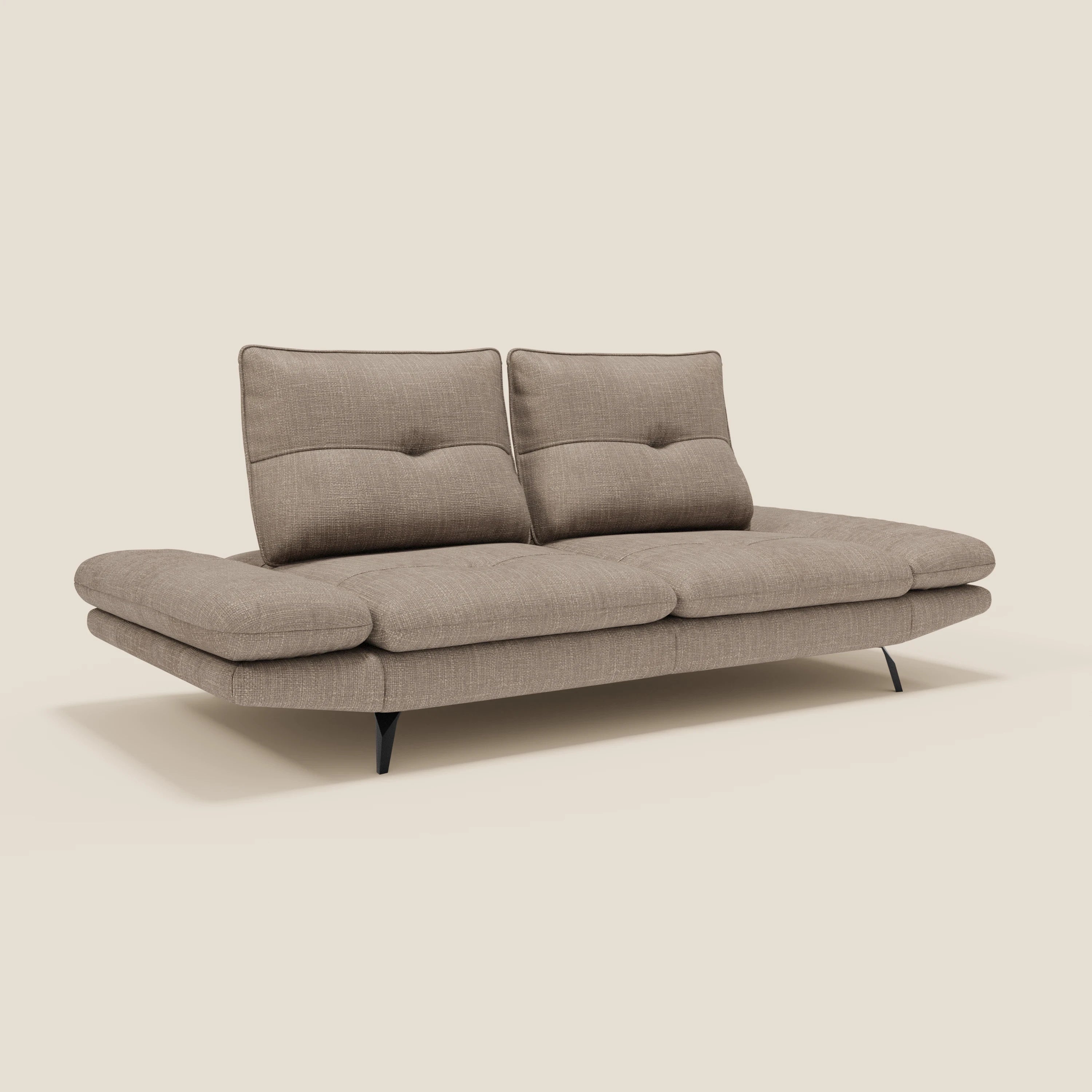 Ardex Divano 3 posti di Divani.Store è caratterizzato da schienali scorrevoli e braccioli regolabili in morbido tessuto tortora T06, resistente all'acqua, e offre un look moderno e minimalista con sottili gambe nere su sfondo beige.