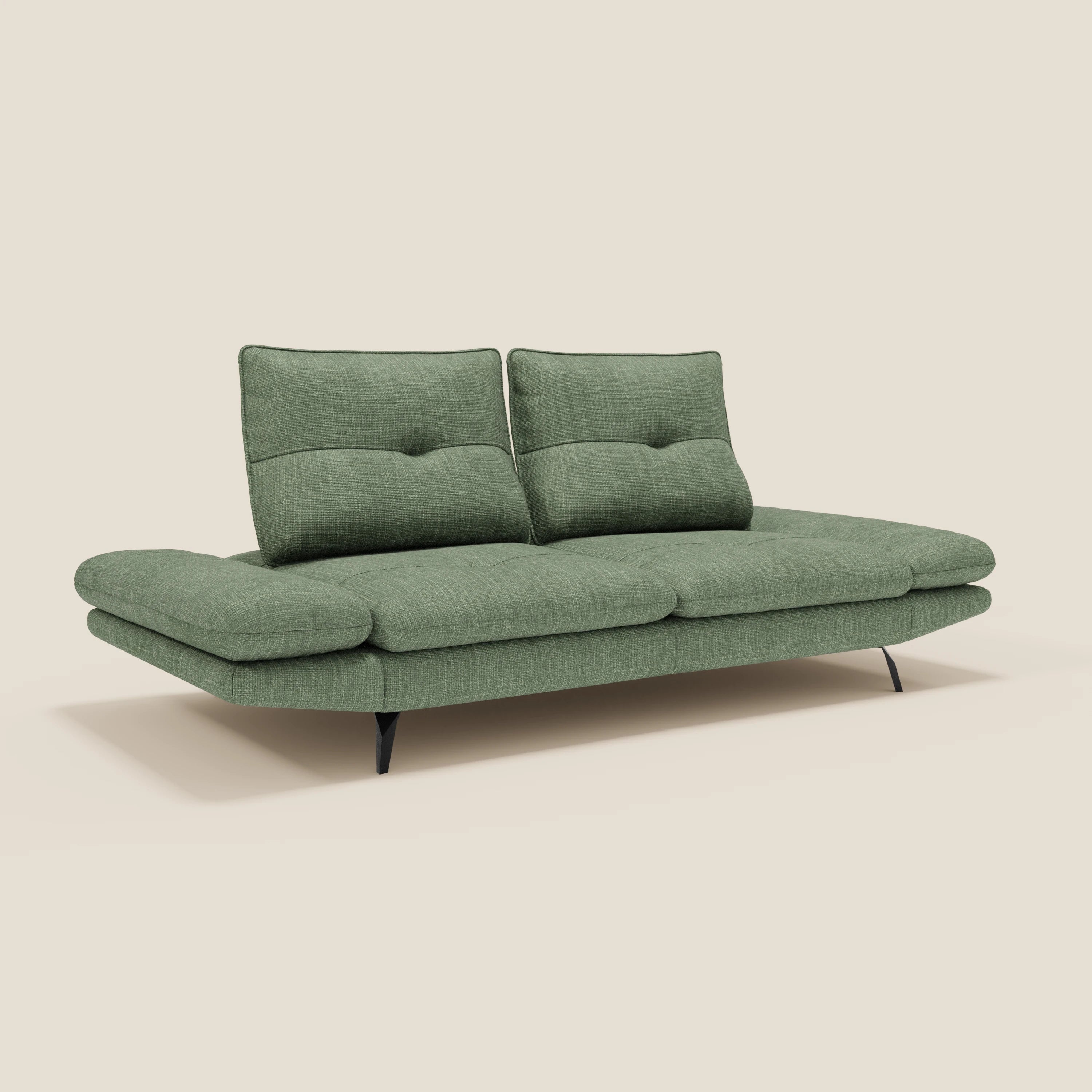 Ardex Divano 3 posti di Divani.Store, in tessuto impermeabile verde T06, è caratterizzato da schienali traslanti, braccioli regolabili e sottili gambe nere per un look moderno su uno sfondo neutro.