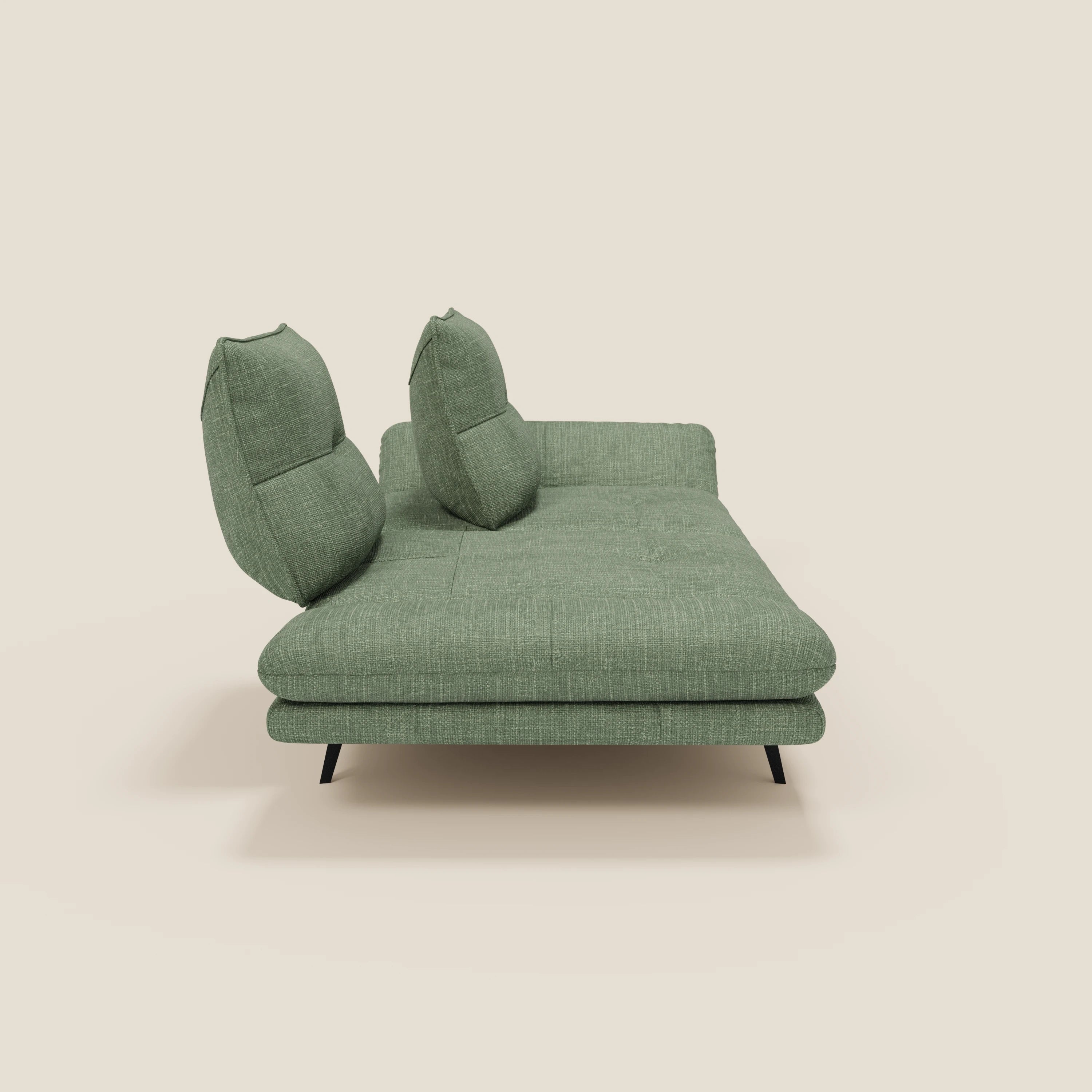 Ardex Divano 3 posti di Divani.Store è un moderno divano letto verde in tessuto impermeabile T06, con schienali scorrevoli, braccioli regolabili, due grandi cuscini e sottili gambe nere per un look minimalista.