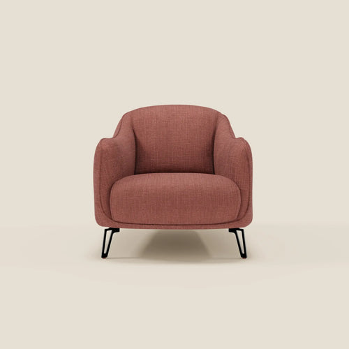 Vista frontale di Avela Poltroncina di Divani.Store, in morbido tessuto impermeabile T06 corallo, con braccioli curvi e gambe in metallo nero. Questo design moderno offre un comfort senza tempo su un semplice sfondo beige.