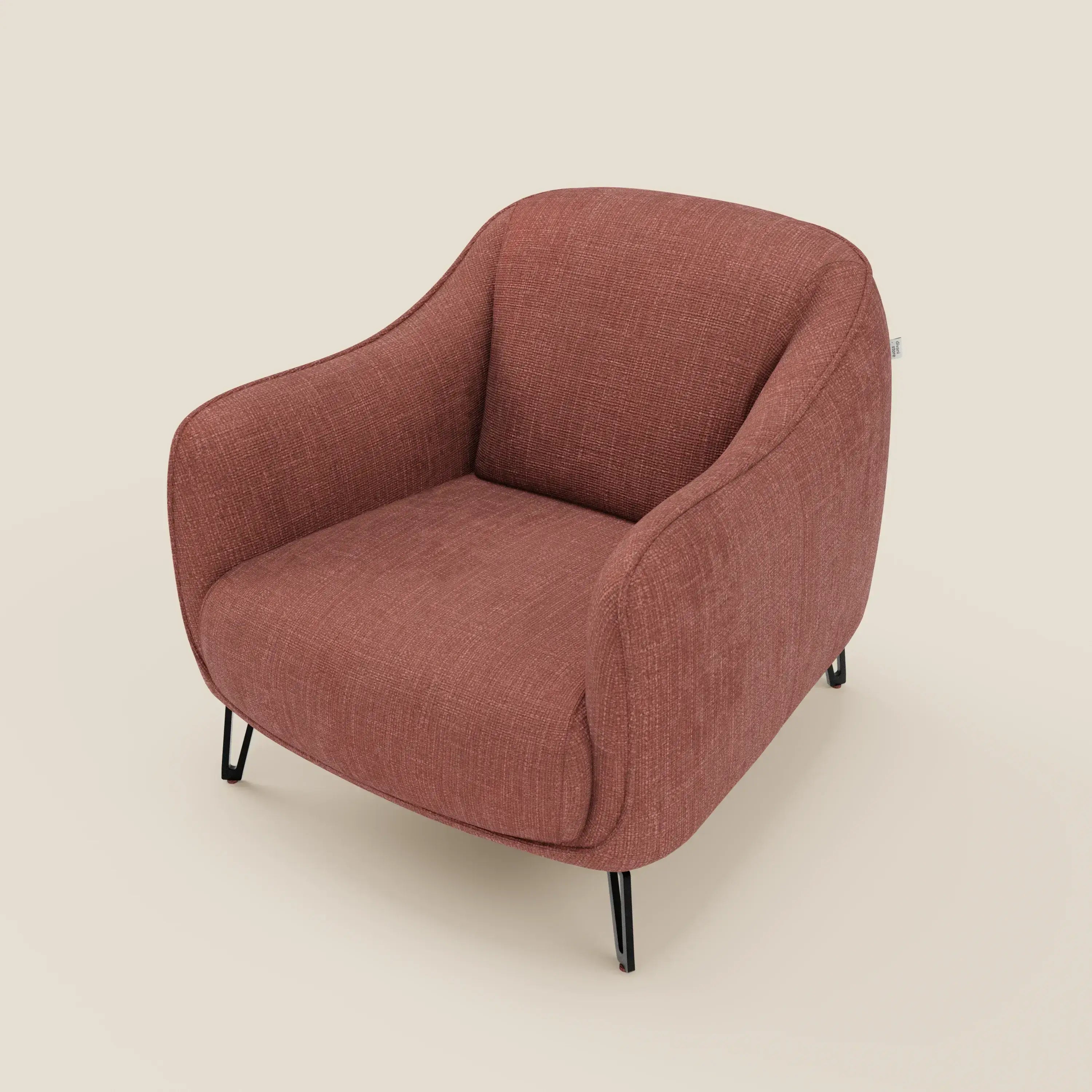 Avela Poltroncina di Divani.Store è caratterizzata da un design moderno e senza tempo in morbido tessuto impermeabile T06 corallo, con braccioli e schienale imbottiti e curvi, sottili gambe in metallo nero e un look accogliente e contemporaneo su uno sfondo beige chiaro.