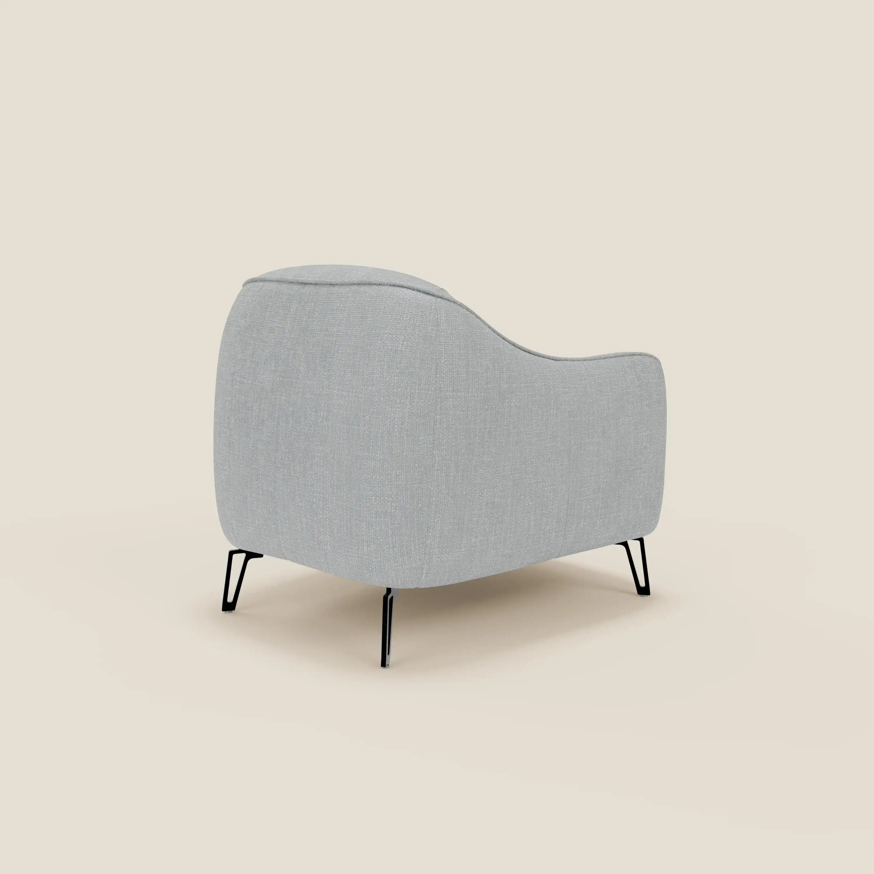 La poltroncina Avela di Divani.Store, in morbido tessuto impermeabile T06 ghiaccio, presenta linee sinuose e sottili gambe nere in metallo. Il suo design minimalista dona un look contemporaneo e pulito.