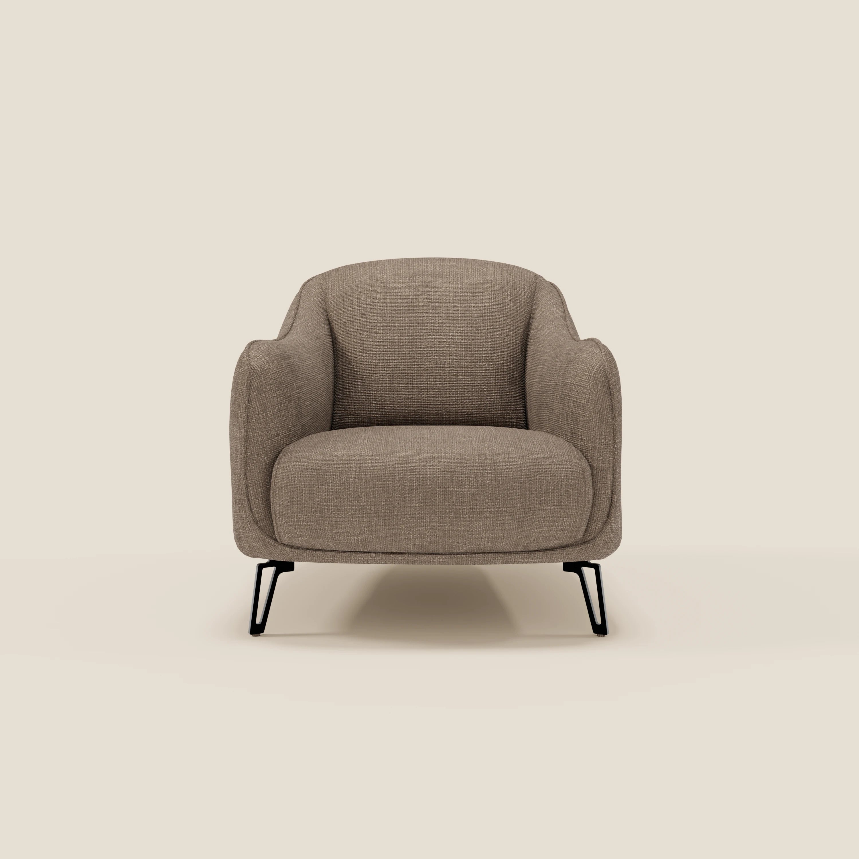 Avela Poltroncina di Divani.Store è caratterizzata da un comfort senza tempo, grazie al morbido tessuto impermeabile marrone T06, allo schienale curvo, al cuscino di seduta in tessuto felpato, ai braccioli arrotondati e alle sottili gambe in metallo nero, che offrono uno stile e un comfort minimalisti.