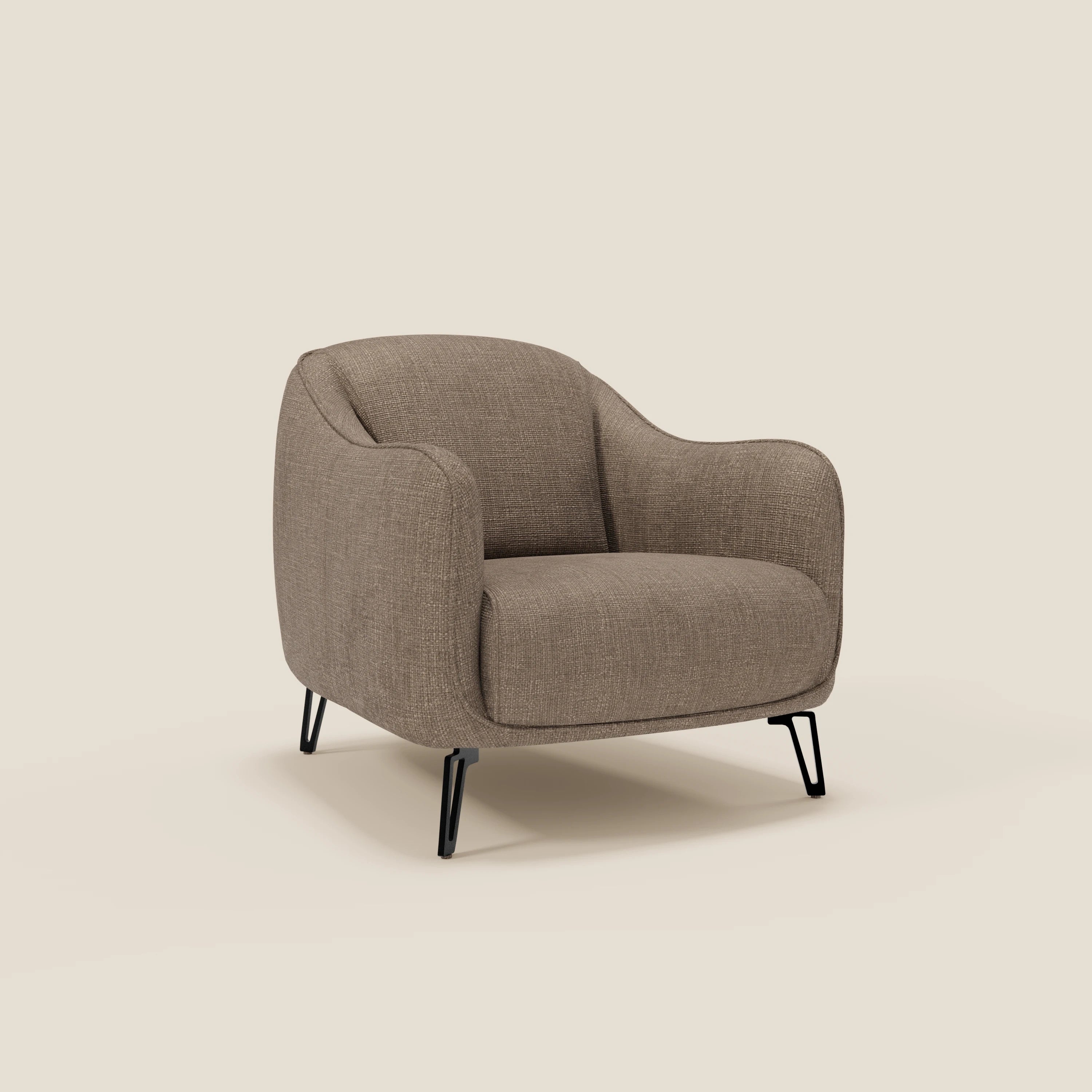 Avela Poltroncina di Divani.Store vanta un comfort senza tempo grazie alla sua imbottitura, ai braccioli larghi e ai bordi arrotondati. Rivestita in morbido tessuto impermeabile T06 marrone, poggia su gambe in metallo nero su uno sfondo beige chiaro.