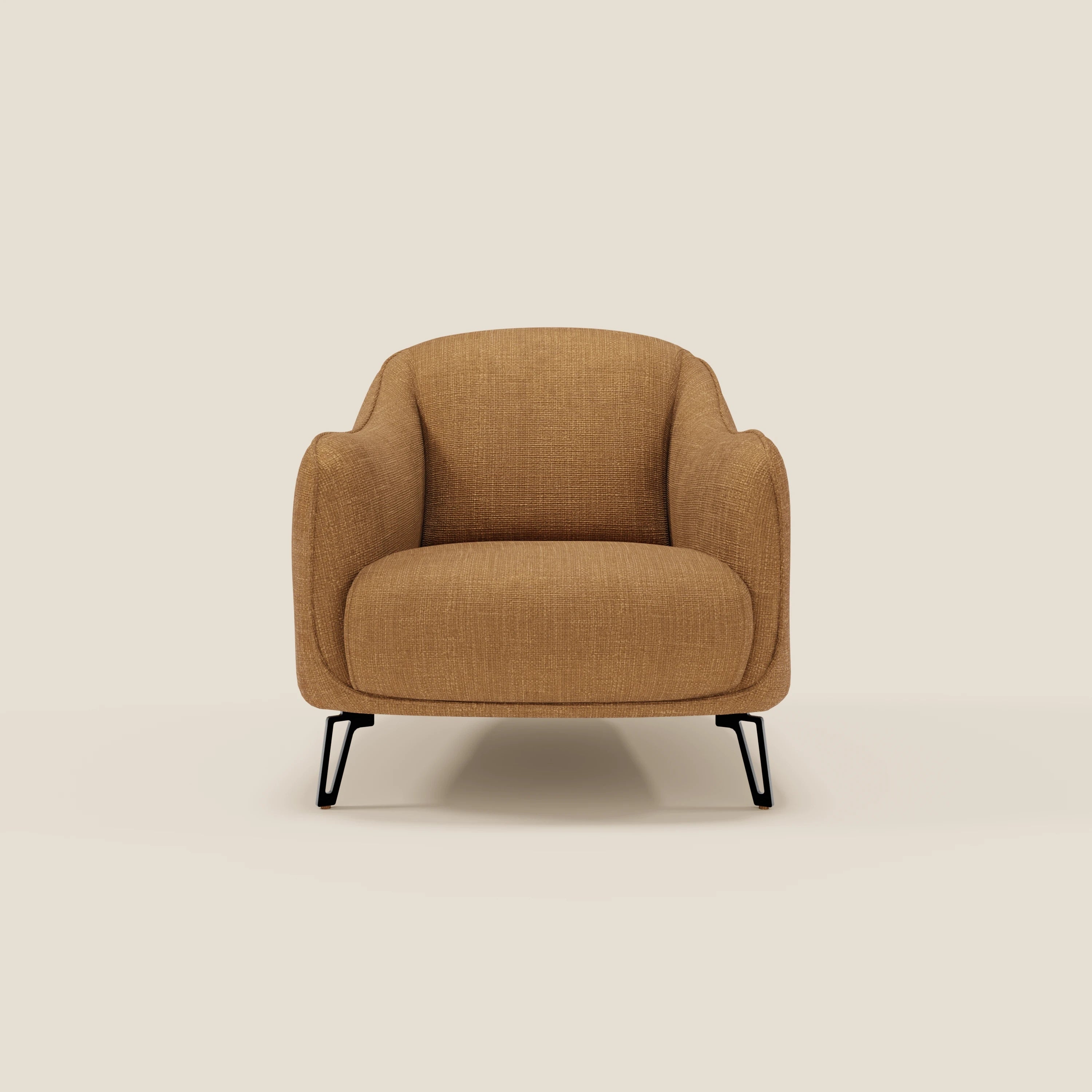 Avela Poltroncina di Divani.Store è caratterizzata da un design moderno e senza tempo in morbido tessuto impermeabile T06 ocra, braccioli curvi, schienale arrotondato, cuscino spesso e gambe in metallo nero, ideale per interni minimalisti.