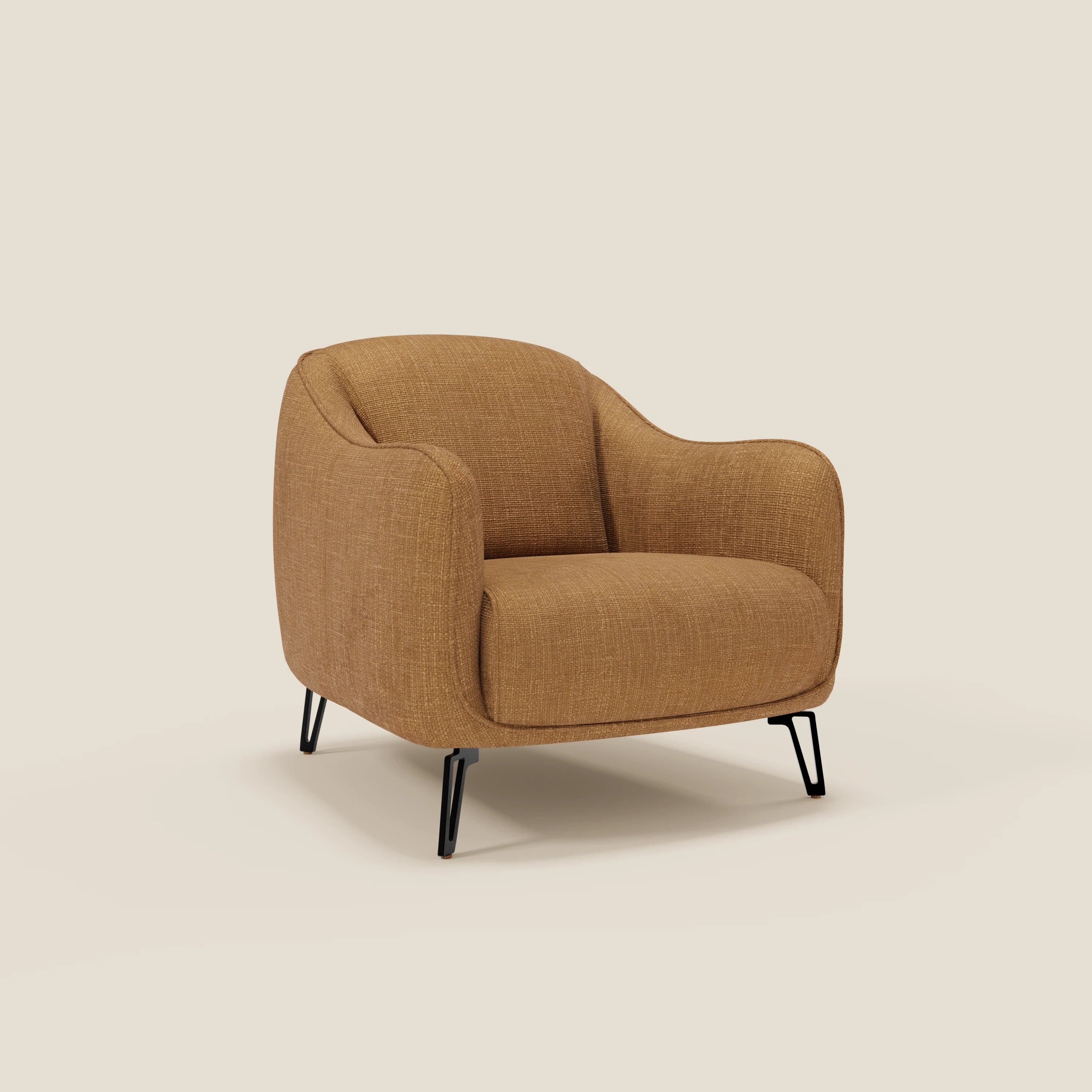 Avela Poltroncina di Divani.Store offre un comfort senza tempo in un tessuto morbido e idrorepellente color ocra T06, caratterizzato da bordi arrotondati, braccioli delicatamente curvati e sottili gambe in metallo nero su uno sfondo beige.