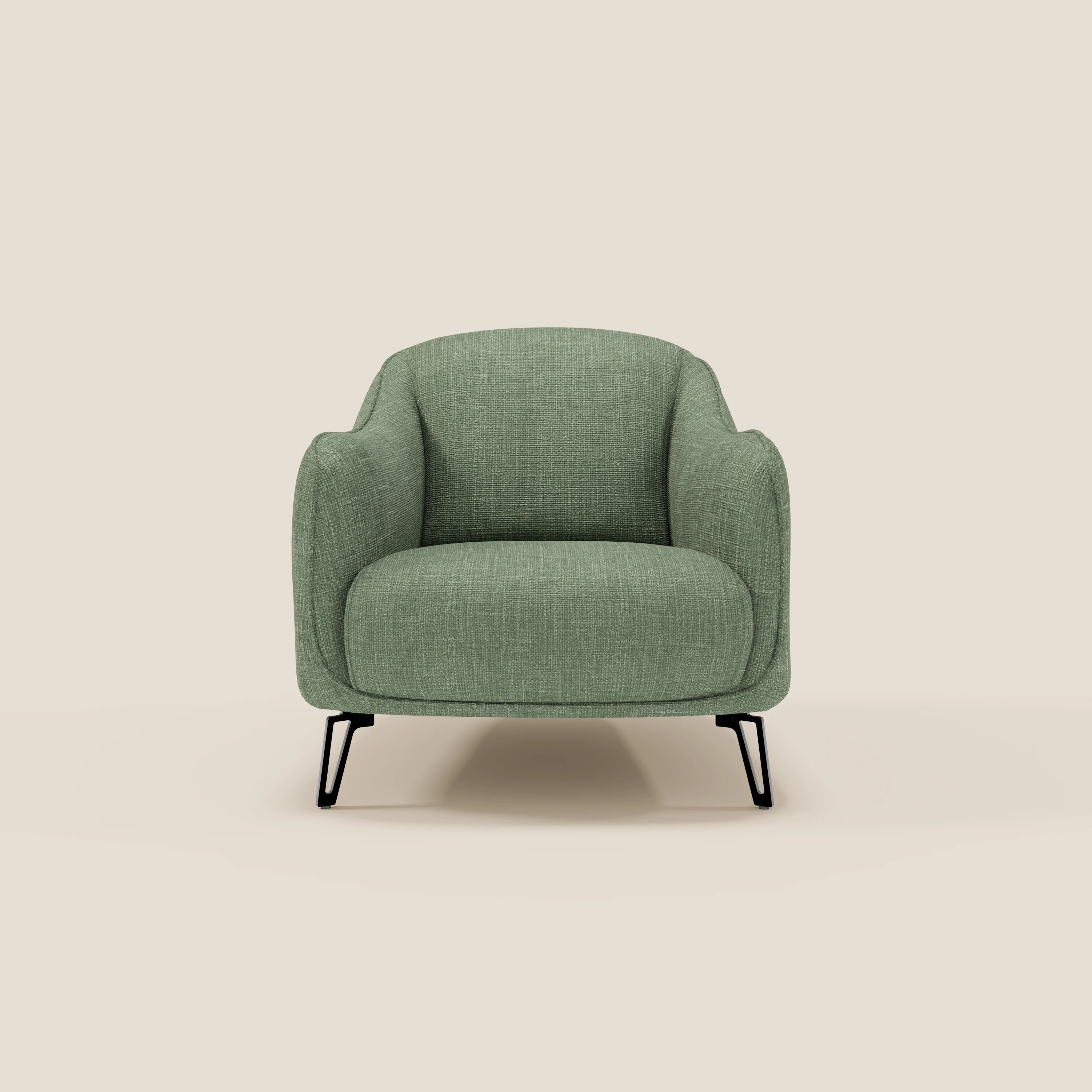 La poltroncina Avela di Divani.Store, dal comfort senza tempo, è realizzata in morbido tessuto impermeabile T06 verde con schienale e braccioli curvi e gambe in metallo nero sottile, su sfondo beige neutro.
