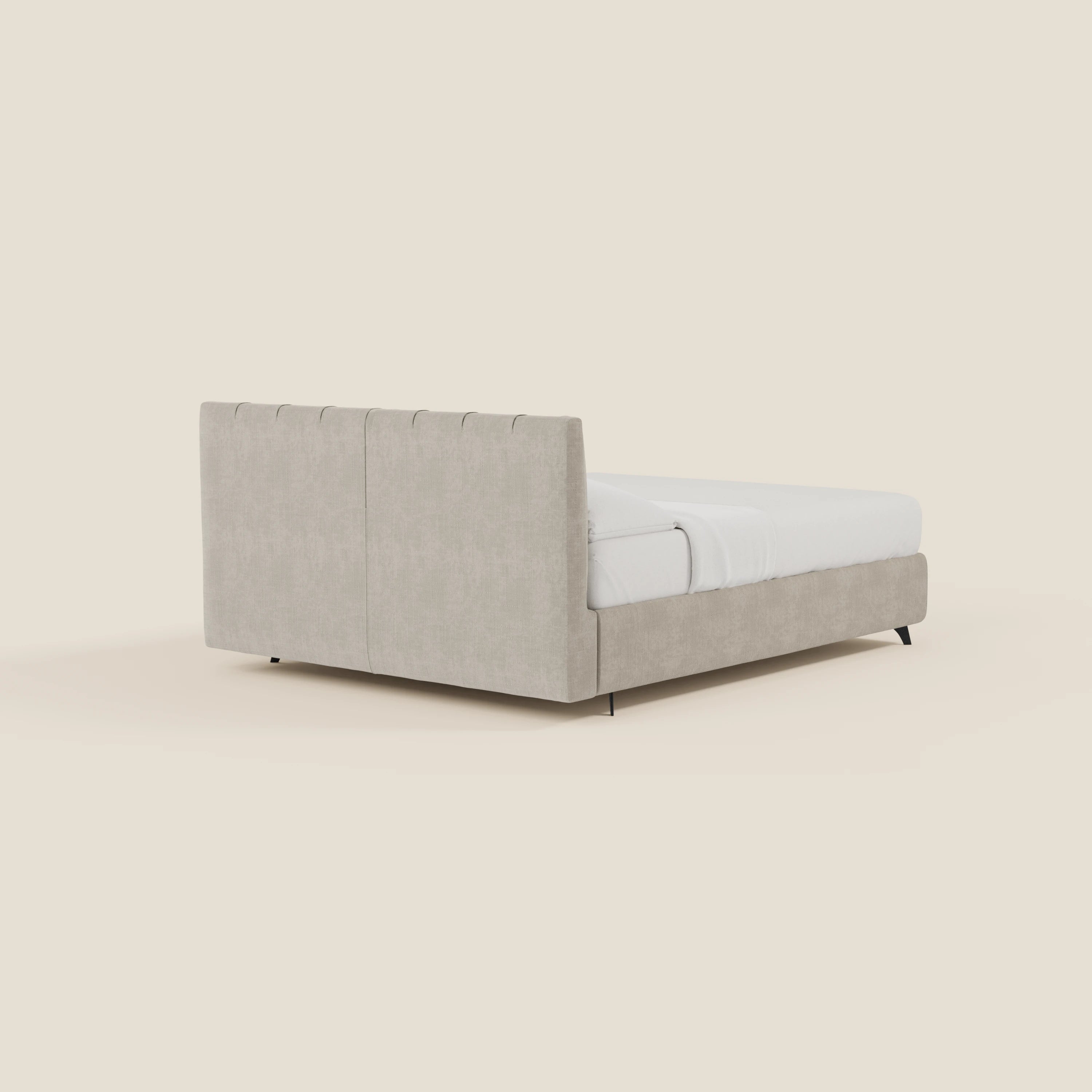 Il letto contenitore Bogart Edizione Grande Fratello di Letti.store, presentato in tessuto sfoderabile antimacchia T22 panna, è caratterizzato da una testata rettangolare imbottita e da una struttura a basso profilo con materasso bianco di fattura ordinata su corte gambe scure.