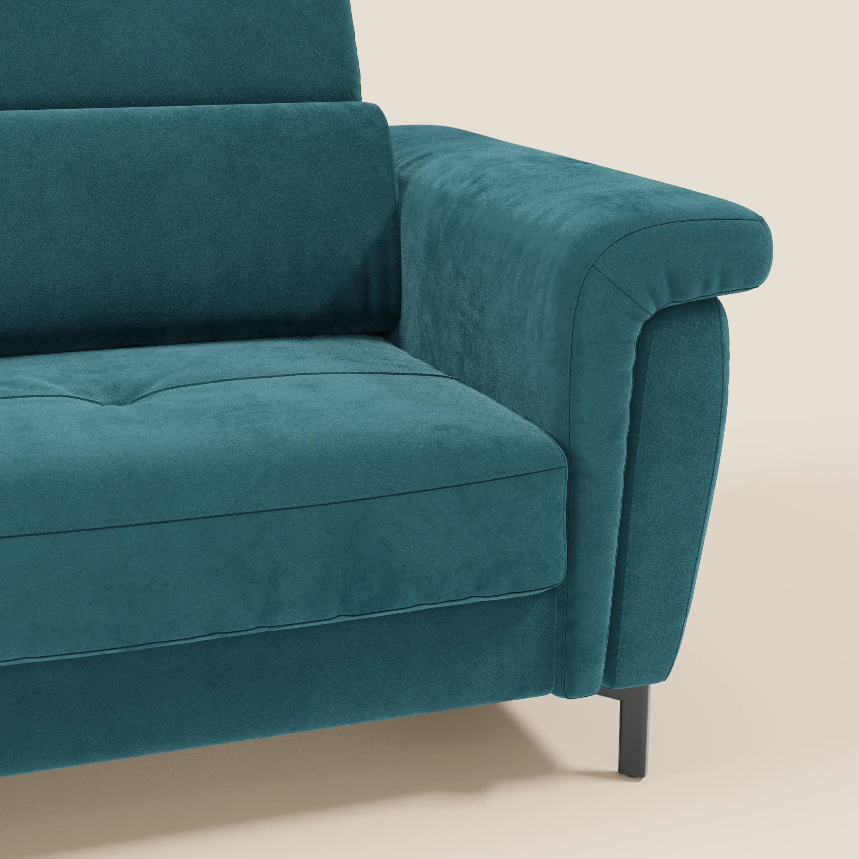 Capri divano letto di design con piedini alti - poggiatesta reclinabili in raffinato tessuto effetto velluto smacchiabile T30 - divani.store