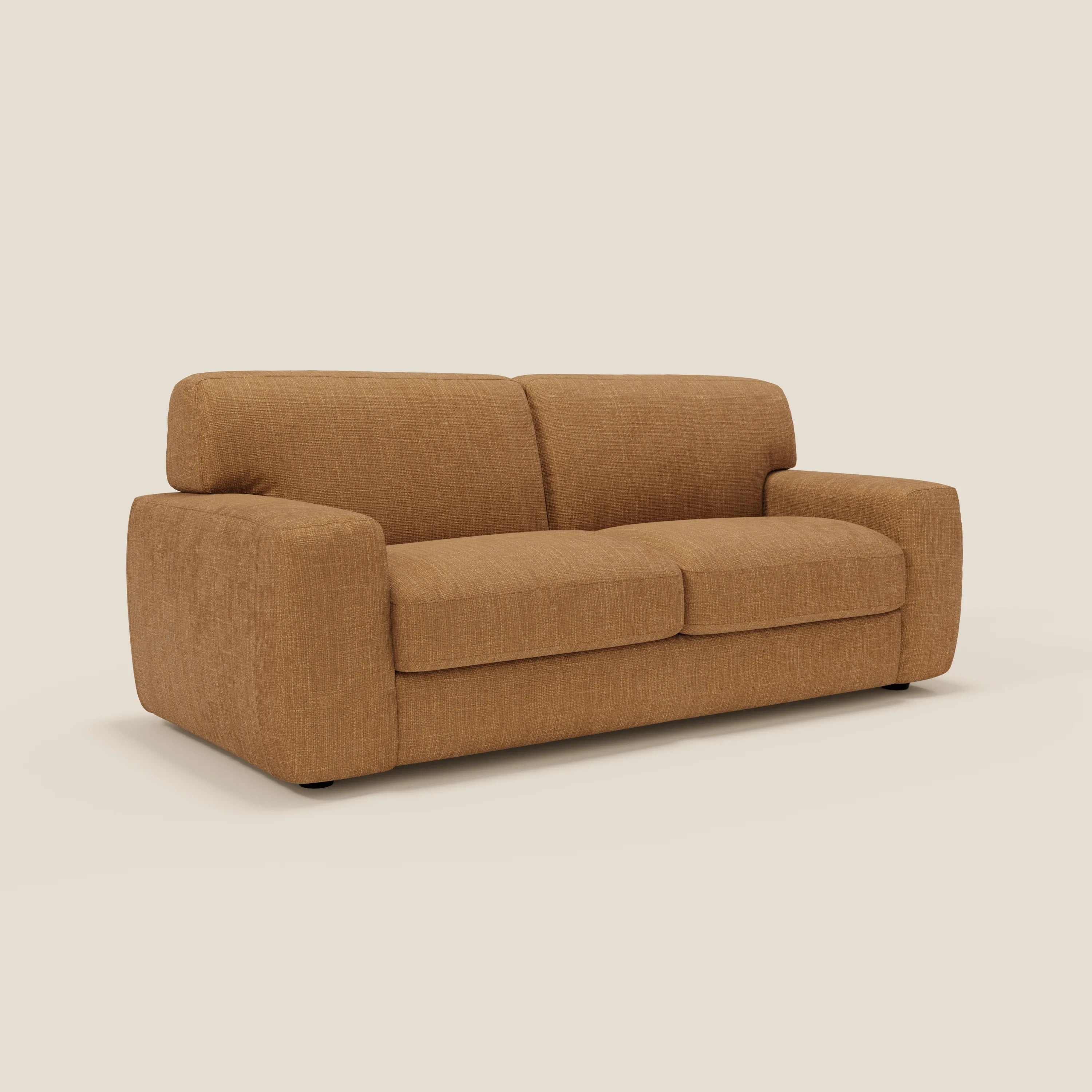 Cloud Divano letto materasso H17 cm di Divani.Store è un divano letto medio a due posti con morbidi cuscini in tessuto impermeabile T06 ocra, ampi braccioli e design compatto su corte gambe nere su sfondo beige.