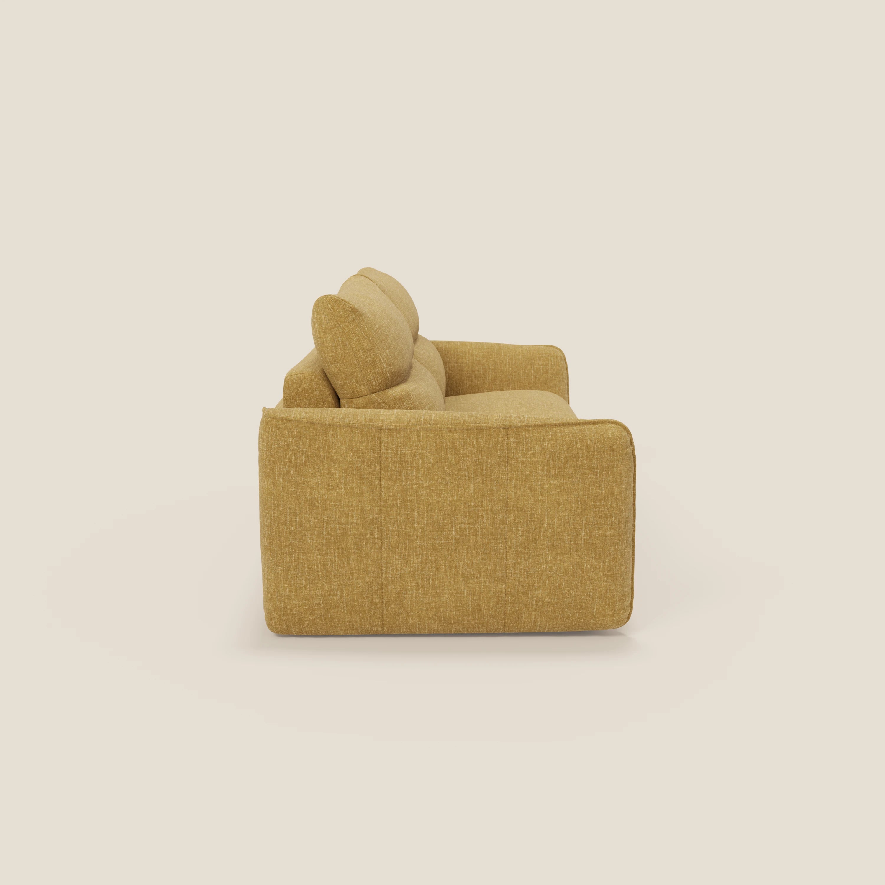 Elios Divano letto di Divani.Store è presentato in tessuto smacchiabile T24 giallo, con morbidi cuscini di schienale, ampi braccioli piatti e una silhouette squadrata per un look moderno su uno sfondo bianco sporco.