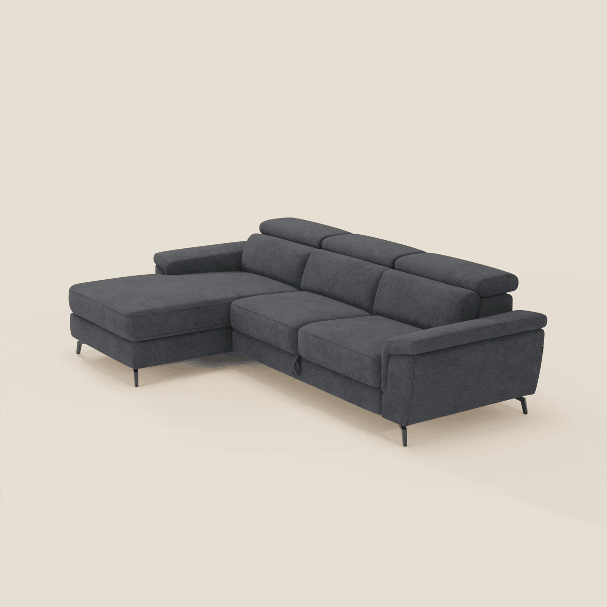 Il divano estraibile Estro di Divani.Store è caratterizzato da una chaise longue a sinistra, poggiatesta reclinabili, ampi braccioli e gambe in metallo nero con tessuto impermeabile T14 antracite. Il tutto su uno sfondo beige chiaro.